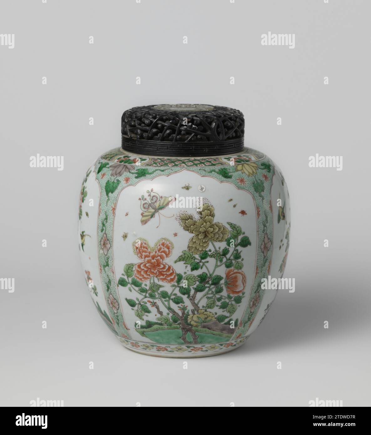 Vaso ovoide coperto con spray floreali, uccelli e farfalle, anonimo, c. 1700 - c. 1724 vaso coperchio a forma di uovo in porcellana con coperchio in legno, verniciato in blu trasparente e su rosso, verde, giallo, melanzane e nero. A parete quattro ampi scomparti con una parte superiore a batteria piena di piante fiorite uccelli o farfalle con insetti; tra i corsi fioriscono viti su un terreno verde macchiato; intorno al piede un bordo decorativo con fiori; intorno alla spalla un bordo decorativo con motivo geometrico intervallato da fenditure con rami di fiori. Un doppio cerchio sul Foto Stock