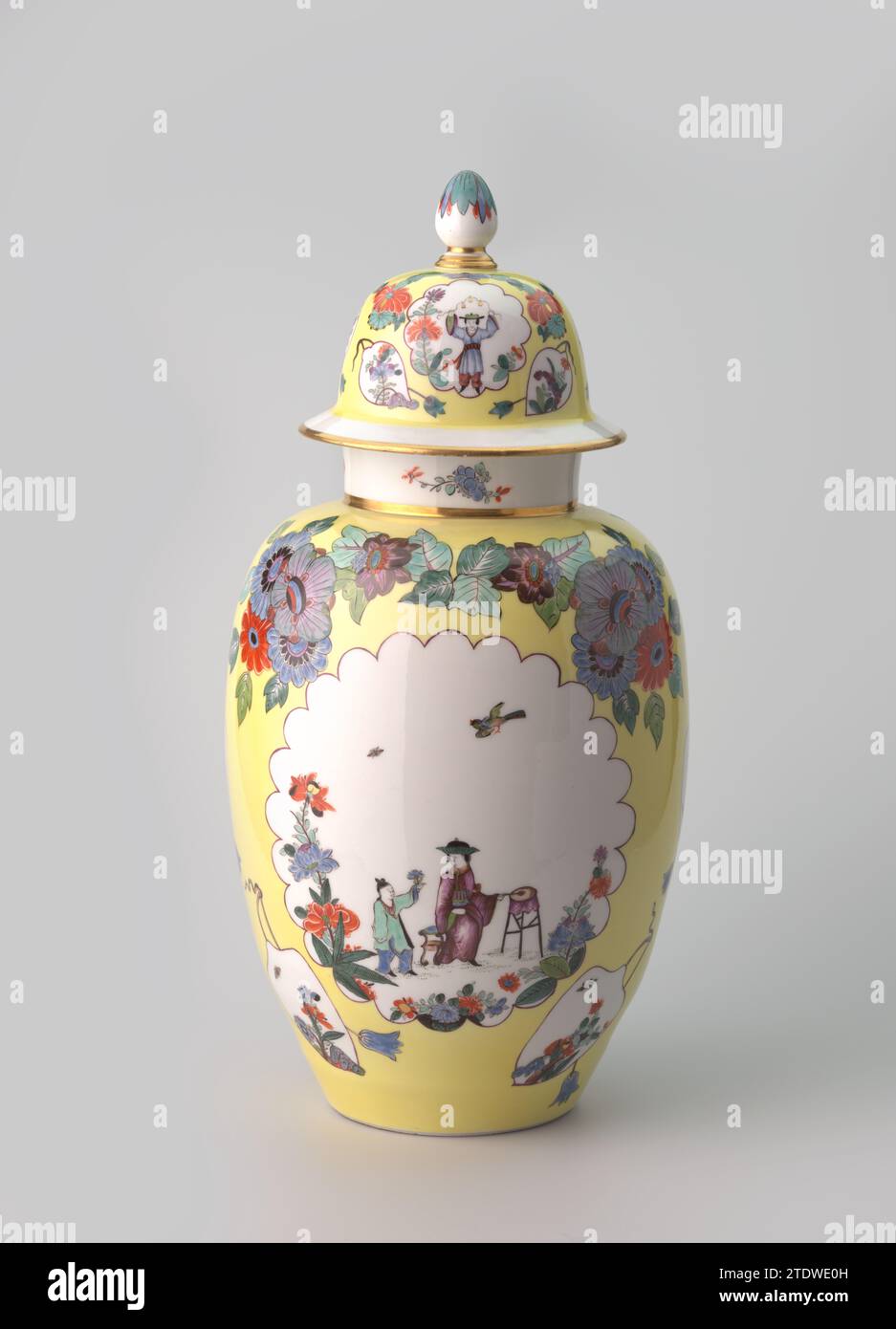 Vaso con coperchio, multicolore dipinto con cinese in cerchi lobati salvati in brodo giallo, Meissener Porzellan Manufaktur, c. 1735 vaso con coperchio in porcellana verniciata. Il vaso è ricoperto da un brodo giallo, in cui due ghirlande di blumi indiani sono dipinte sul corpo e sul coperchio. Nel brodo giallo ci sono due grandi campi quasi circolari con bordi lobati, in cui sono dipinte le chinoiserie di contorno e sei campi a forma di pera con uccelli e fiori. Il vaso è contrassegnato. Vaso in porcellana float con coperchio in porcellana verniciata. Il vaso è ricoperto da uno stock giallo, in cui due ghirlande Foto Stock