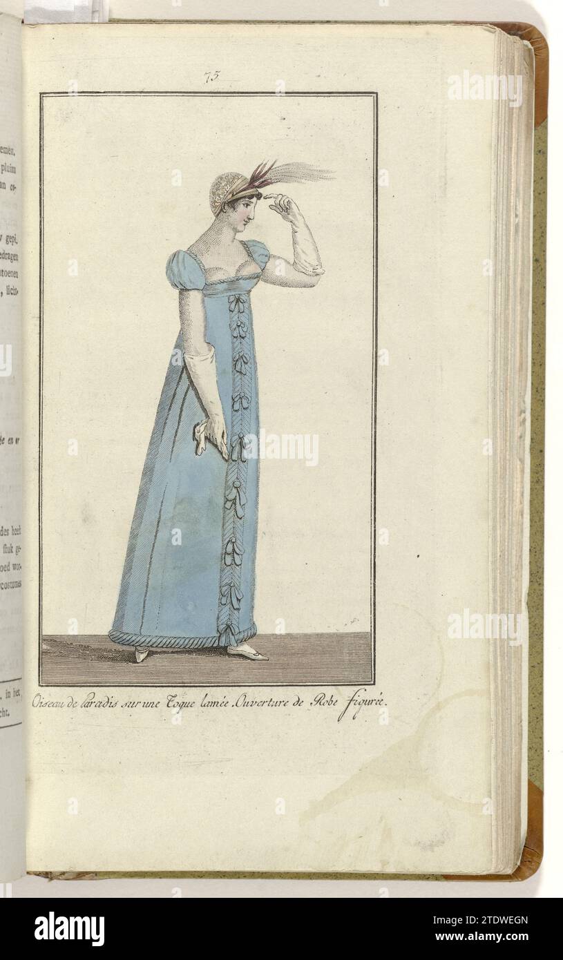 Elegantia, o rivista di moda, lusso e gusto per le donne, aprile 1809, no 75: Oiseau de Paradis ..., Anonimo, 1809 secondo il testo di accompagnamento (pag. 128): Vestito di taf blu con "torsades". Toque 'Lamée and OR' (Goudlamé) con piume paradisiache. Stampa dalla rivista di moda Elegantia, o rivista di moda, lusso e gusto per le signore 1807-1814 (interrotta dal periodo 1811-1813). Incisione su carta di Amsterdam secondo il testo di accompagnamento (pag. 128): Vestito di taf blu con "torsades". Toque 'Lamée and OR' (Goudlamé) con piume paradisiache. Stampa da Foto Stock