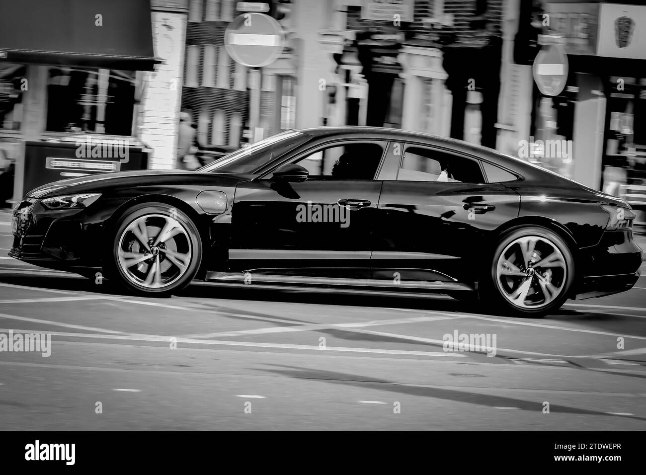 Auto elettrica Audi e-tron GT quattro a basse emissioni che attraversa Islington, Londra Foto Stock