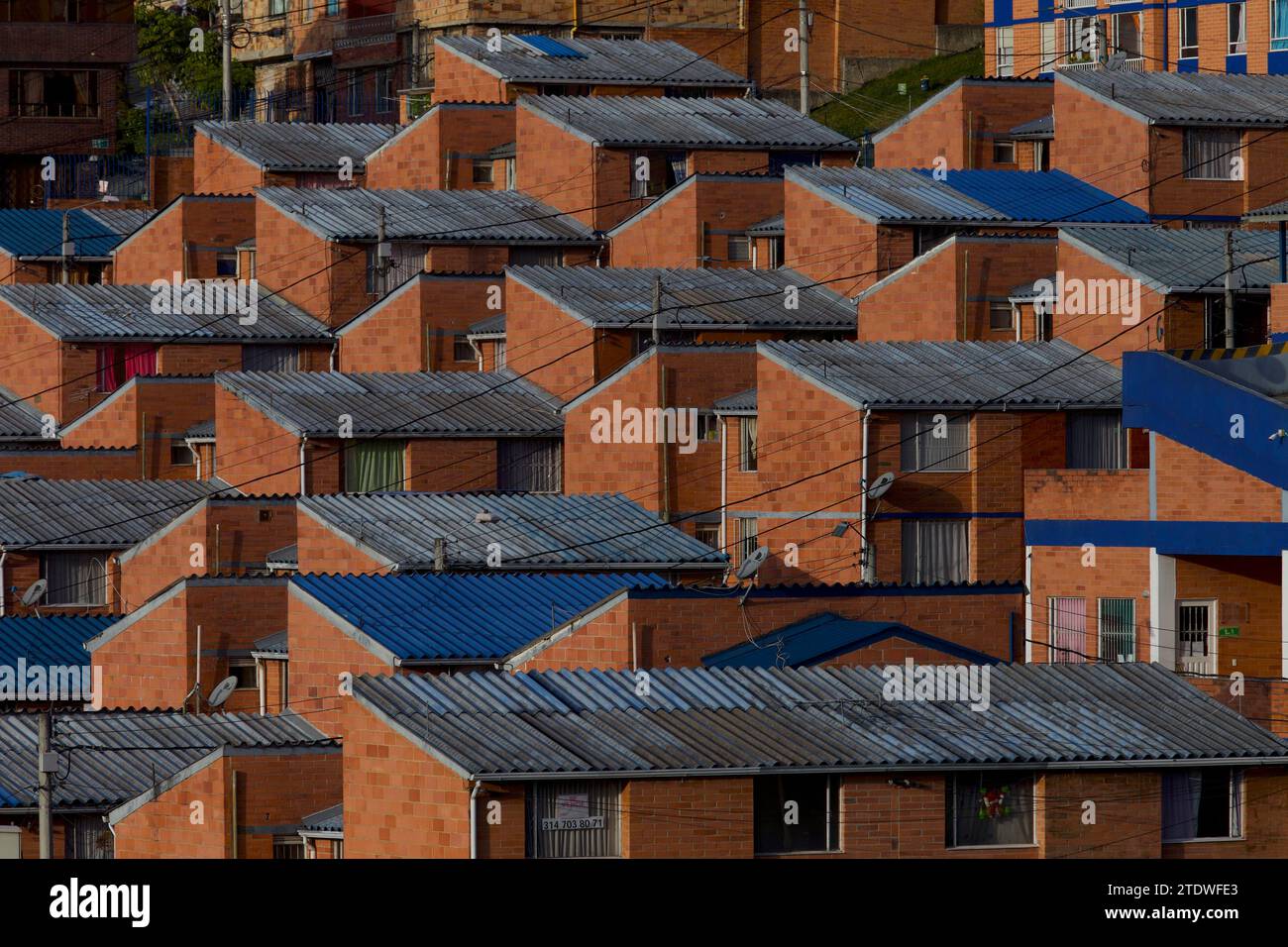 BOGOTA-COLOMBIA-11-12-2023. Alcune case e appartamenti in mattoni sono visibili in un quartiere a nord. Foto: Jose Bula Foto Stock