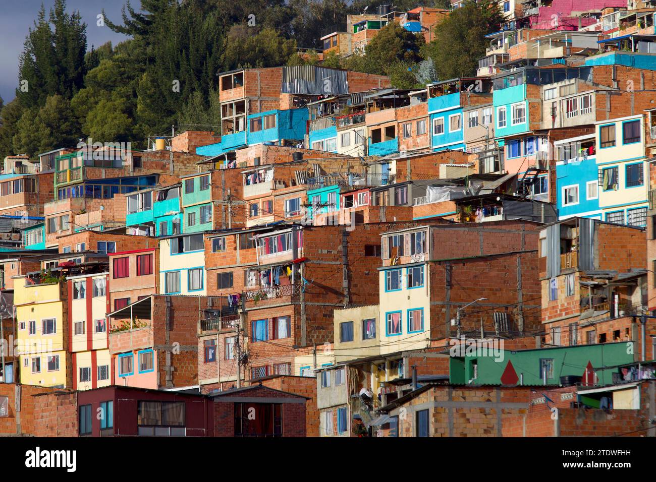 BOGOTA-COLOMBIA-11-12-2023. Alcune case e appartamenti in mattoni sono visibili in un quartiere a nord. Foto: Jose Bula Foto Stock