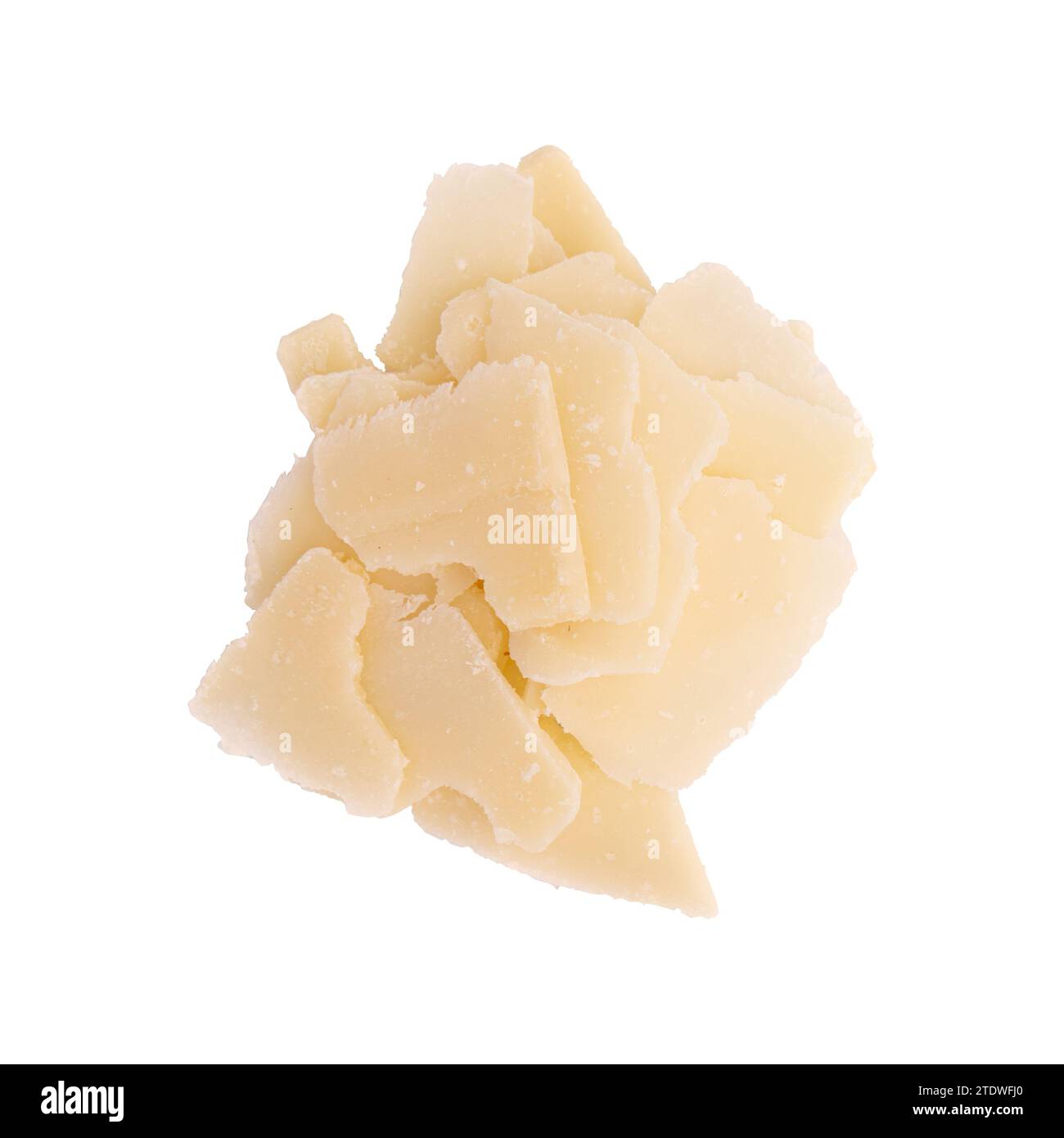 pezzi di delizioso parmigiano isolato su fondo bianco, elemento di design della confezione, cibo italiano Foto Stock