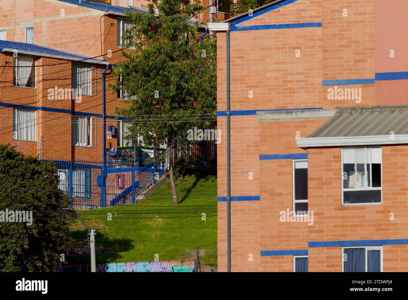 BOGOTA-COLOMBIA-11-12-2023. Alcune case e appartamenti in mattoni sono visibili in un quartiere a nord. Foto: Jose Bula Foto Stock