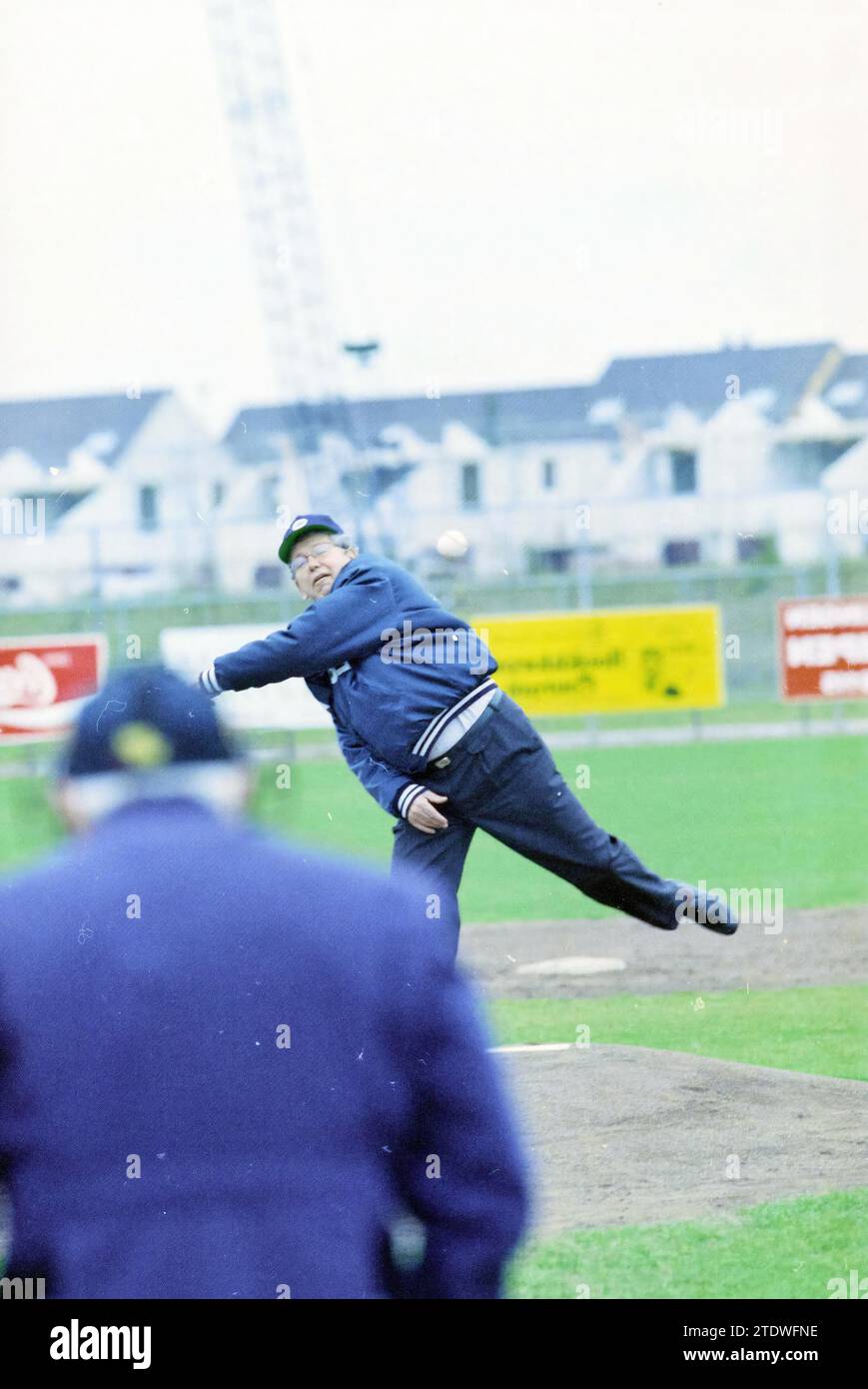 Il sindaco Jan van Houwelingen di Haarlemmermeer visita la partita di baseball Pioniers-Quick. Il lancio di apertura?, Hoofddorp, Nederland, 14-04-1995, Whizgle News from the Past, su misura per il futuro. Esplora le narrazioni storiche, l'immagine dell'agenzia olandese olandese con una prospettiva moderna, colmando il divario tra gli eventi di ieri e quelli di domani. Un viaggio senza tempo che delinea le storie che plasmano il nostro futuro Foto Stock