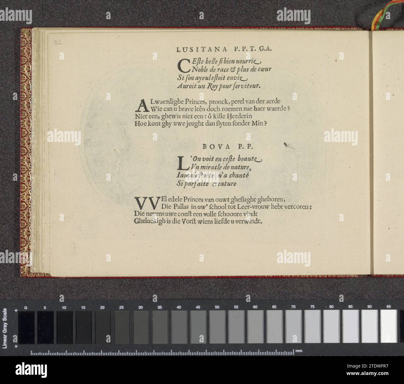 Kwatrijnen nelle esibizioni di Lusitana P.P.T.G.A. e Boya P.P., 1640 due quartine in francese e olandese nelle esibizioni di Lusitana P.T.G.A. e Boya P.P. (o Bova P.P.). La rivista fa parte di un album. Amsterdam paper letterpress Printing two quatrains in French and Dutch in the performances of Lusitana P.P.T.G.A. and Boya P.P. (or Bova P.P.). La rivista fa parte di un album. Stampa di carta da lettera Amsterdam Foto Stock