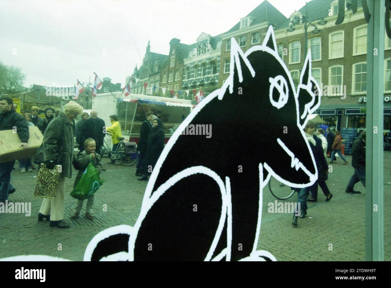 Man Bites dog, Haarlem, Grote Markt, Paesi Bassi, 13-04-2001, Whizgle News dal passato, su misura per il futuro. Esplora le narrazioni storiche, l'immagine dell'agenzia olandese olandese con una prospettiva moderna, colmando il divario tra gli eventi di ieri e quelli di domani. Un viaggio senza tempo che delinea le storie che plasmano il nostro futuro Foto Stock