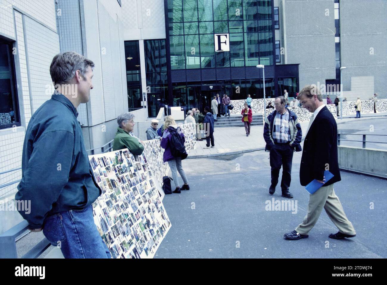 Piattaforma ambientale dimostrativa per il tribunale di Amsterdam, Parnassusweg 220, Amsterdam, Amsterdam, Parnassusweg, Olanda, 11-06-1998, Whizgle News from the Past, su misura per il futuro. Esplora le narrazioni storiche, l'immagine dell'agenzia olandese olandese con una prospettiva moderna, colmando il divario tra gli eventi di ieri e quelli di domani. Un viaggio senza tempo che delinea le storie che plasmano il nostro futuro Foto Stock