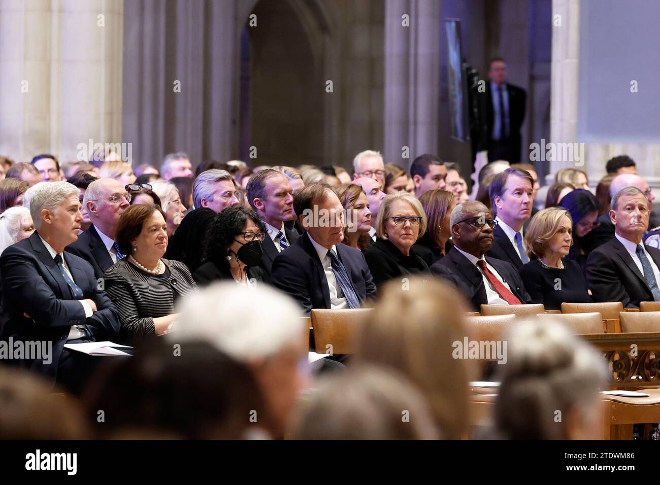 Washington, DC, US, 19 dicembre 2023. Da destra a sinistra: Capo giudice degli Stati Uniti John G. Roberts Jr., sua moglie Jane Sullivan, giudice associato della Corte Suprema Clarence Thomas, sua moglie Virginia 'Ginni' Thomas, giudice associato Samuel alito, giudice associato Sonia Sotomayor, giudice associato Elena Kagan, e il giudice associato Neil Gorsuch durante il servizio funebre dell'ex giudice associato del Sandra Day o'Connor presso la Washington National Cathedral di Washington, DC, USA, martedì 19 dicembre, 2023. o'Connor, che è diventato il voto decisivo sull'aborto, la religione, la razza e.. Foto Stock