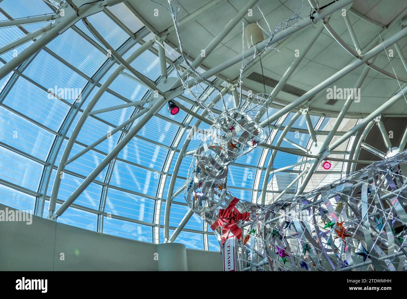 Guarda la gigantesca statua moderna delle renne durante il Natale all'aeroporto internazionale Charlotte Douglas di Charlotte, North Carolina. Foto Stock