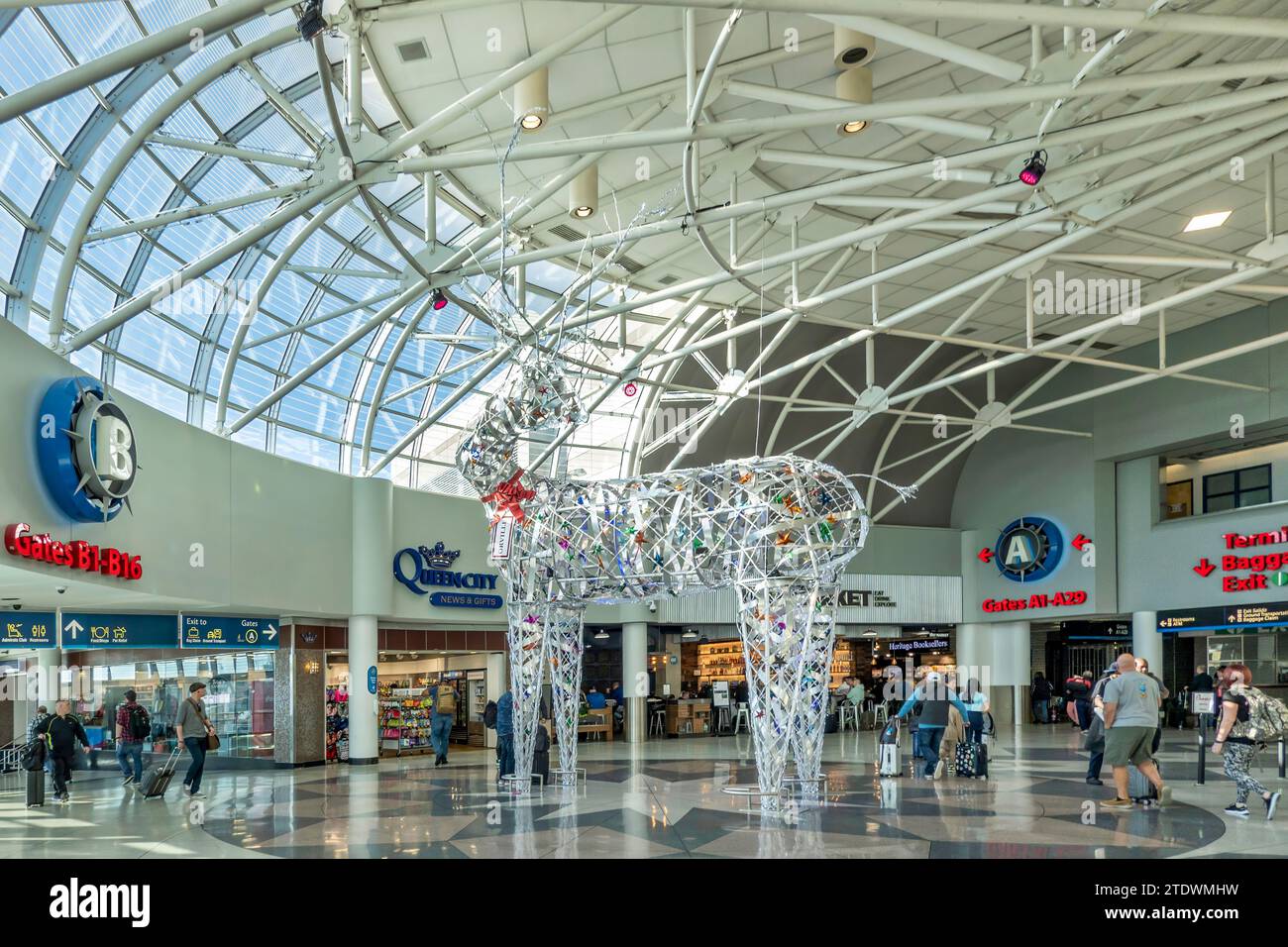 Gigantesca statua di renna moderna durante il Natale all'aeroporto internazionale Charlotte Douglas di Charlotte, North Carolina. Foto Stock