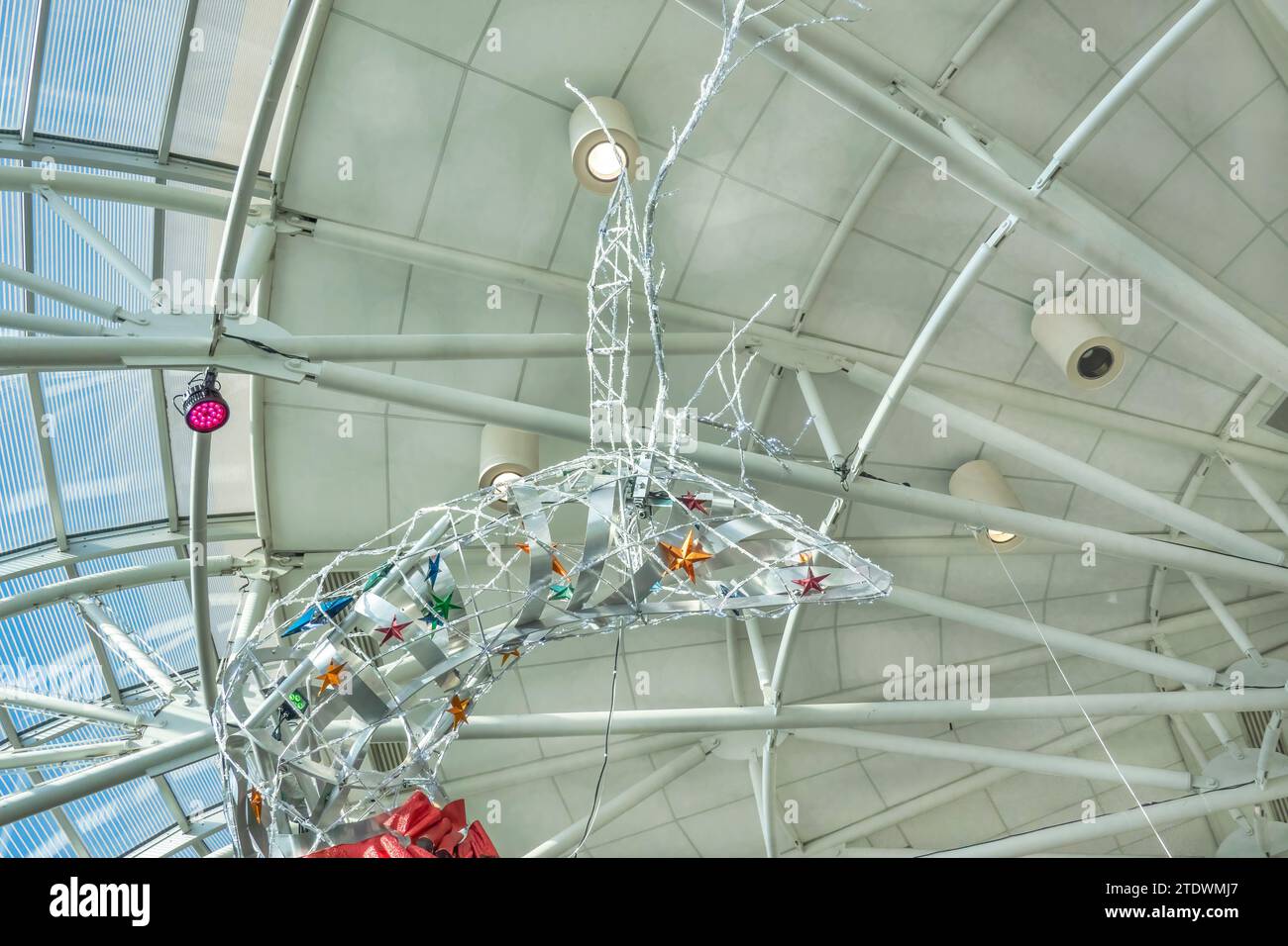 Guarda la gigantesca statua moderna delle renne durante il Natale all'aeroporto internazionale Charlotte Douglas di Charlotte, North Carolina. Foto Stock