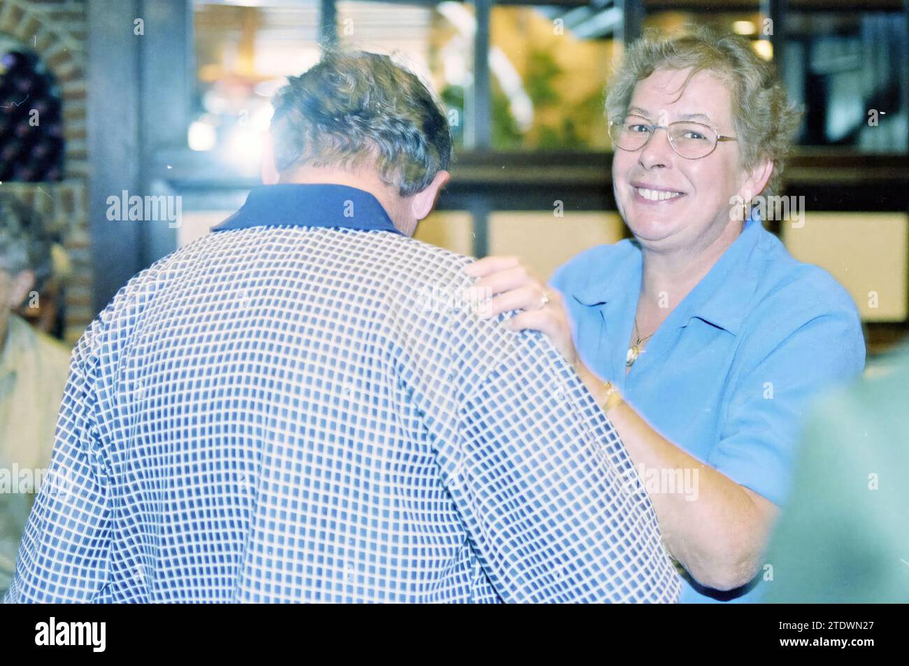 Mr. Residents of the Hague, Medal Presentation, Haarlem, Paesi Bassi, 02-06-1999, Whizgle News dal passato, su misura per il futuro. Esplora le narrazioni storiche, l'immagine dell'agenzia olandese olandese con una prospettiva moderna, colmando il divario tra gli eventi di ieri e quelli di domani. Un viaggio senza tempo che delinea le storie che plasmano il nostro futuro Foto Stock