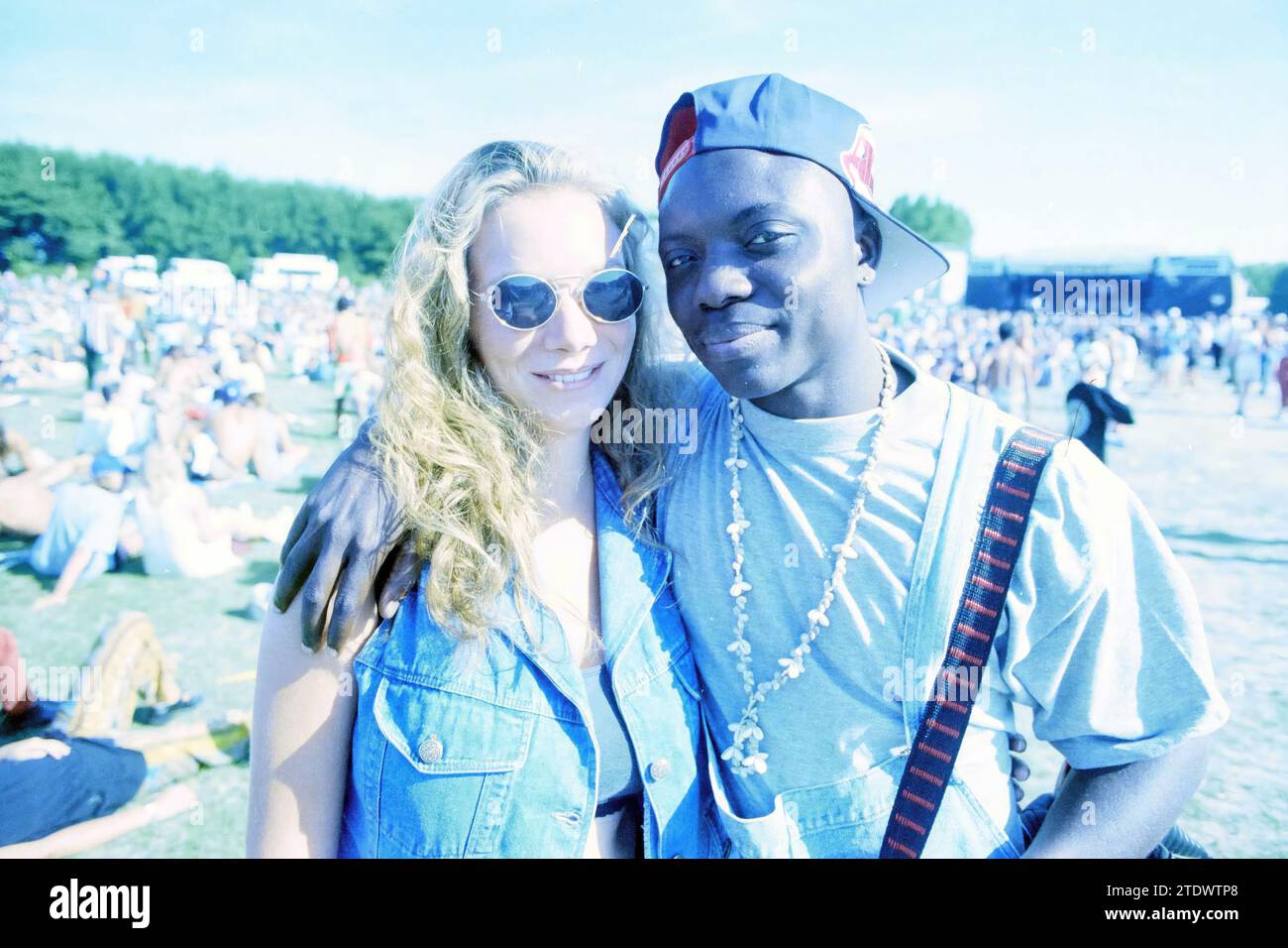 Razzismo Beat IT, 19-08-1995, Whizgle News from the Past, su misura per il futuro. Esplora le narrazioni storiche, l'immagine dell'agenzia olandese olandese con una prospettiva moderna, colmando il divario tra gli eventi di ieri e quelli di domani. Un viaggio senza tempo che delinea le storie che plasmano il nostro futuro Foto Stock Razzismo Beat IT, 19-08-1995, Whizgle News from the Past, su misura per il futuro. Esplora le narrazioni storiche, l'immagine dell'agenzia olandese olandese con una prospettiva moderna, colmando il divario tra gli eventi di ieri e quelli di domani. Un viaggio senza tempo che delinea le storie che plasmano il nostro futuro Foto Stock