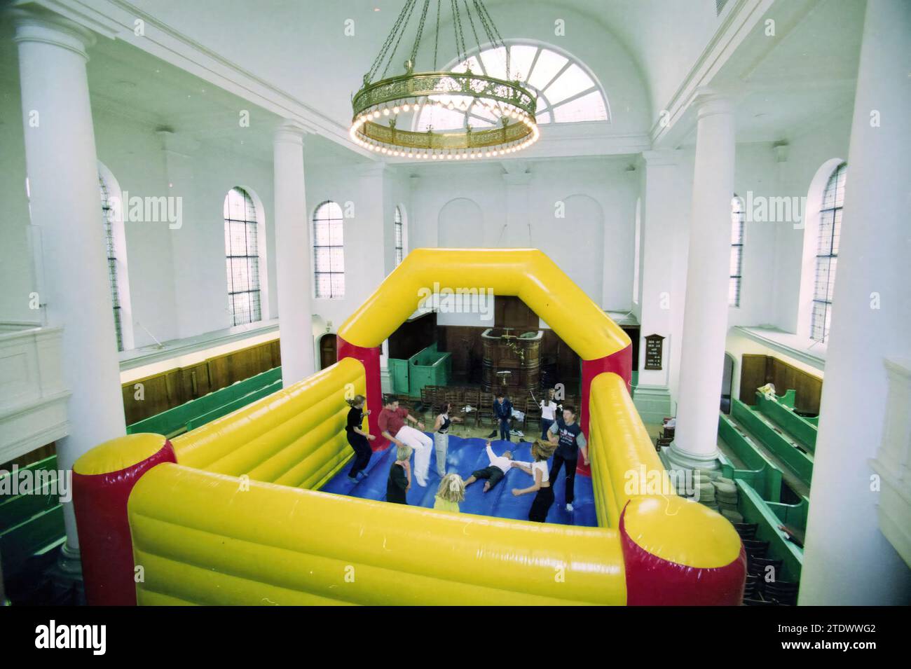 Cuscino d'aria in chiesa, Haarlem, Paesi Bassi, 12-09-1998, Whizgle News from the Past, su misura per il futuro. Esplora le narrazioni storiche, l'immagine dell'agenzia olandese olandese con una prospettiva moderna, colmando il divario tra gli eventi di ieri e quelli di domani. Un viaggio senza tempo che delinea le storie che plasmano il nostro futuro Foto Stock