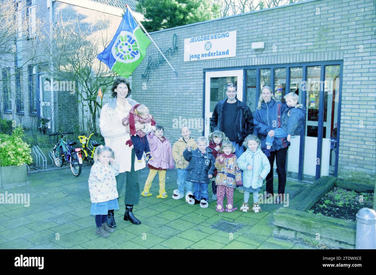 Gruppo giovanile Young Netherlands, 08-12-2000, Whizgle News from the Past, su misura per il futuro. Esplora le narrazioni storiche, l'immagine dell'agenzia olandese olandese con una prospettiva moderna, colmando il divario tra gli eventi di ieri e quelli di domani. Un viaggio senza tempo che delinea le storie che plasmano il nostro futuro Foto Stock Gruppo giovanile Young Netherlands, 08-12-2000, Whizgle News from the Past, su misura per il futuro. Esplora le narrazioni storiche, l'immagine dell'agenzia olandese olandese con una prospettiva moderna, colmando il divario tra gli eventi di ieri e quelli di domani. Un viaggio senza tempo che delinea le storie che plasmano il nostro futuro Foto Stock