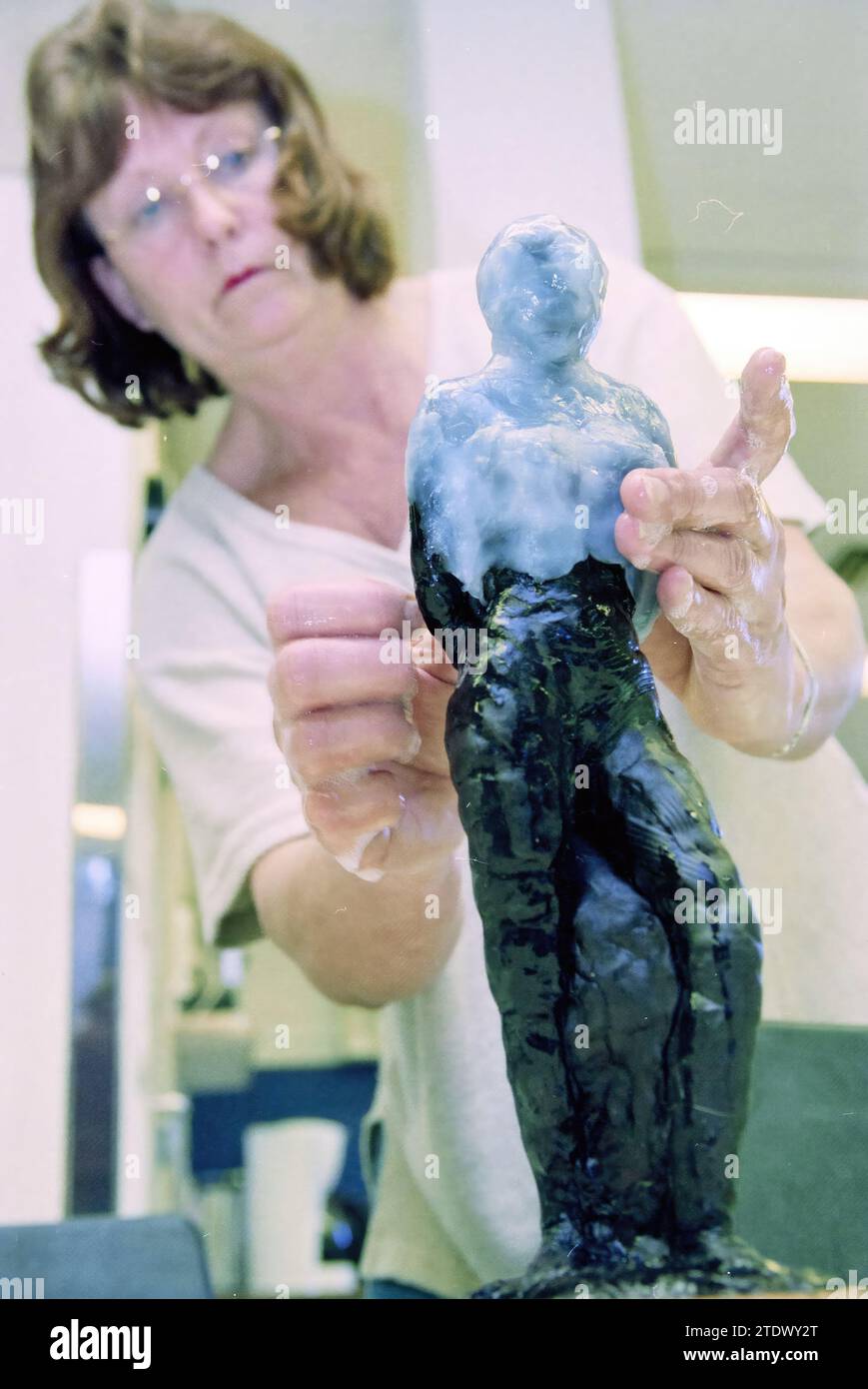 Masterclass Bronze casting, Bennebroek, Hoofddorp, Paesi Bassi, 09-02-1999, Whizgle News dal passato, su misura per il futuro. Esplora le narrazioni storiche, l'immagine dell'agenzia olandese olandese con una prospettiva moderna, colmando il divario tra gli eventi di ieri e quelli di domani. Un viaggio senza tempo che delinea le storie che plasmano il nostro futuro Foto Stock