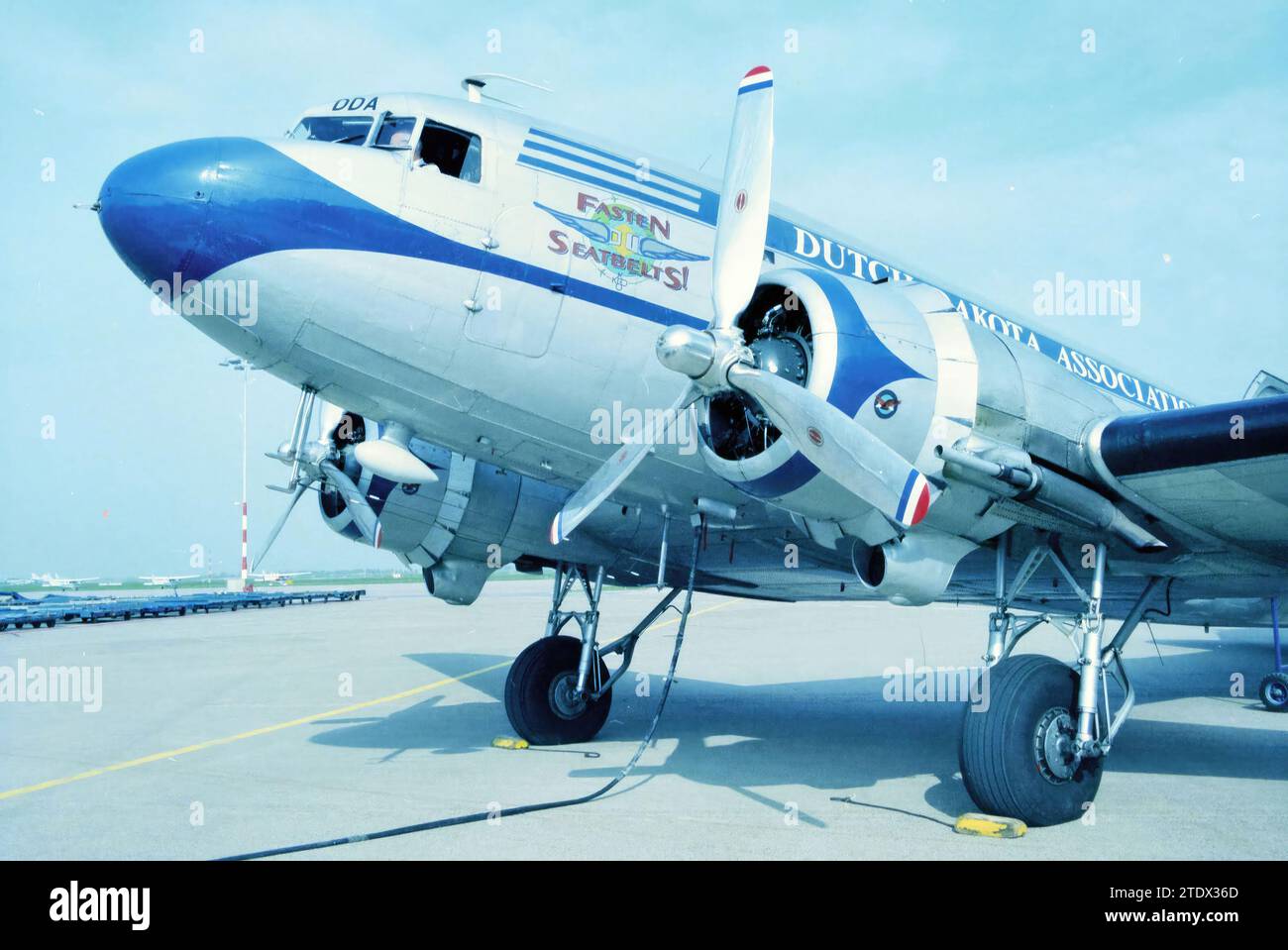 Volo panoramico con Douglas DC 3 (Dakota) PH-DDA, Schiphol, Schiphol, 00-00-1996, Whizgle News from the Past, su misura per il futuro. Esplora le narrazioni storiche, l'immagine dell'agenzia olandese olandese con una prospettiva moderna, colmando il divario tra gli eventi di ieri e quelli di domani. Un viaggio senza tempo che delinea le storie che plasmano il nostro futuro Foto Stock