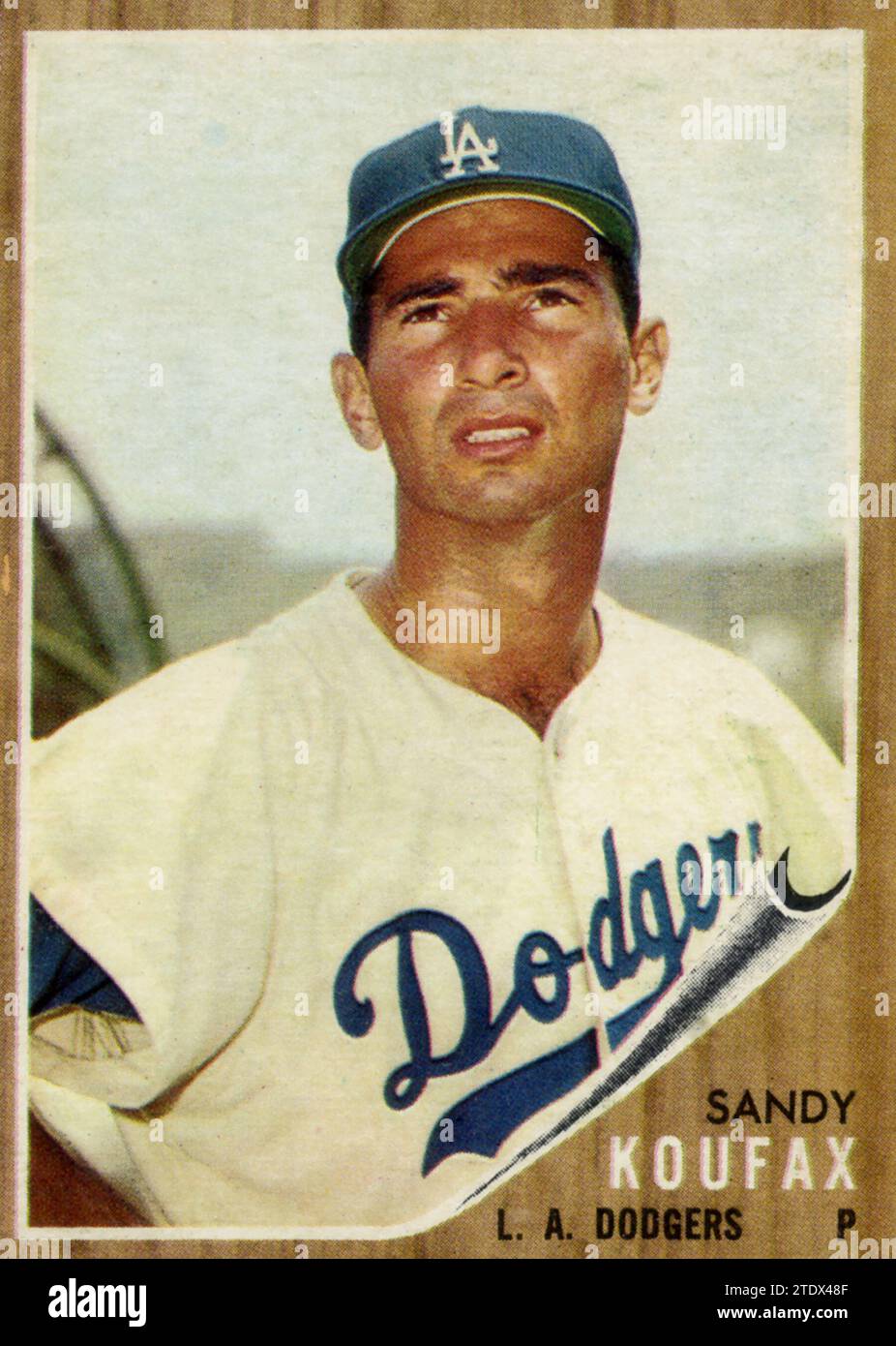 Una carta da baseball Topps del 1962 di Sandy Koufax che è stata maneggiata e classificata da PSA come vicino alla Zecca 7. Foto Stock