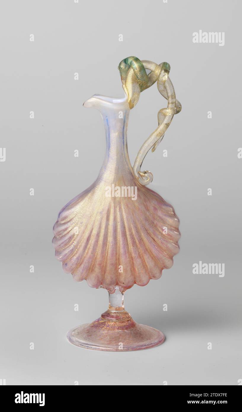 Due piccoli vasi, c. 1885 - c. 1890 vaso in vetro rosa opale con foglia d'oro (schiacciata) a forma di guscio pettine, serpente avvolgente sul manico. Vetro di Murano. Vaso in vetro soffiato con foglia d'oro rosa opalescente con foglia d'oro (schiacciata) a forma di conchiglia di pettine, serpente avvolgente sull'impugnatura. Vetro di Murano. soffiatura del vetro con foglie d'oro Foto Stock