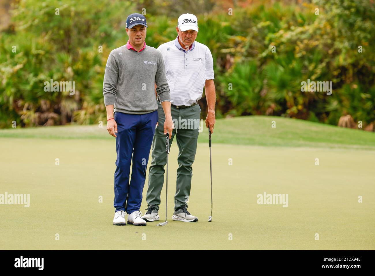 Orlando, Florida, USA. 17 dicembre 2023. Justin Thomas e suo padre Mike Thomas durante il round finale del torneo di golf PNC Championship al Ritz-Carlton Golf Club di Orlando, Florida. Darren Lee/CSM/Alamy Live News Foto Stock