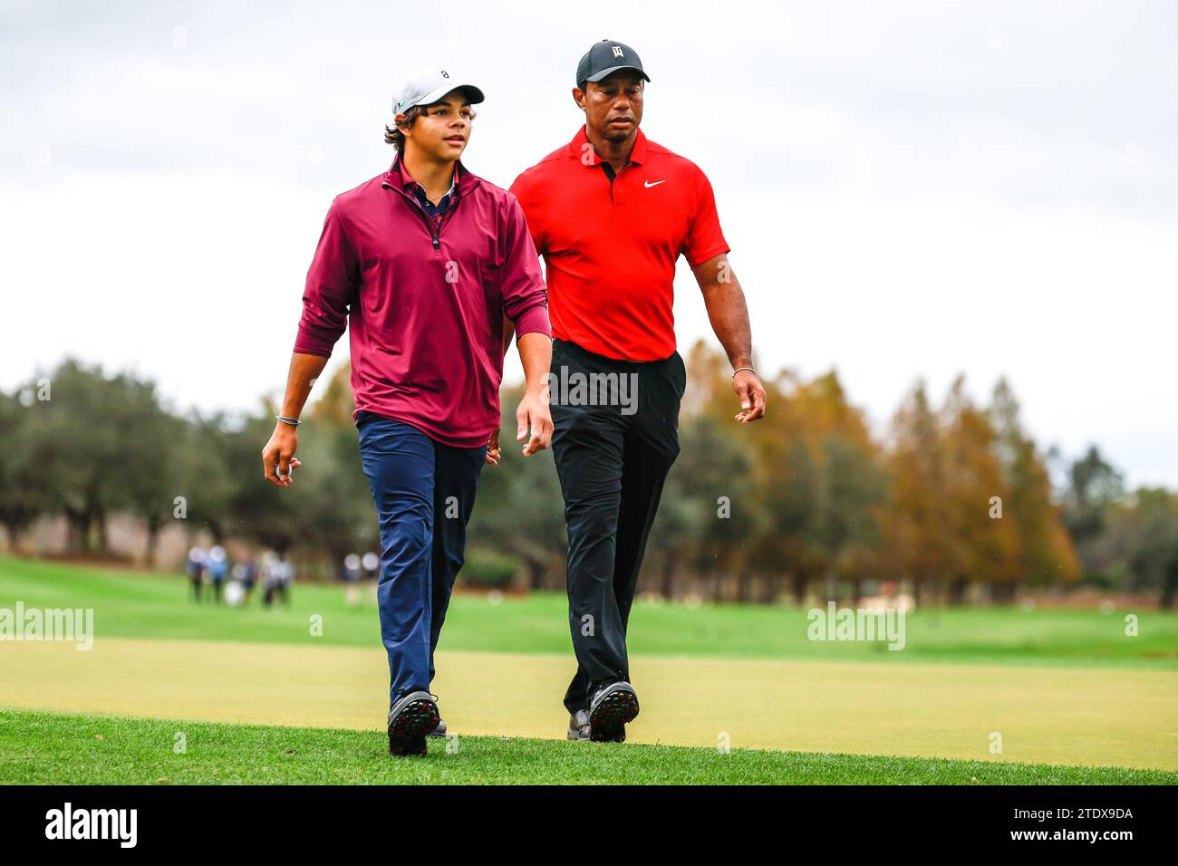 Orlando, Florida, USA. 17 dicembre 2023. Tiger Woods e Charlie Woods durante il round finale del torneo di golf PNC Championship al Ritz-Carlton Golf Club di Orlando, Florida. Darren Lee/CSM (immagine di credito: © Darren Lee/Cal Sport Media). Credito: csm/Alamy Live News Foto Stock