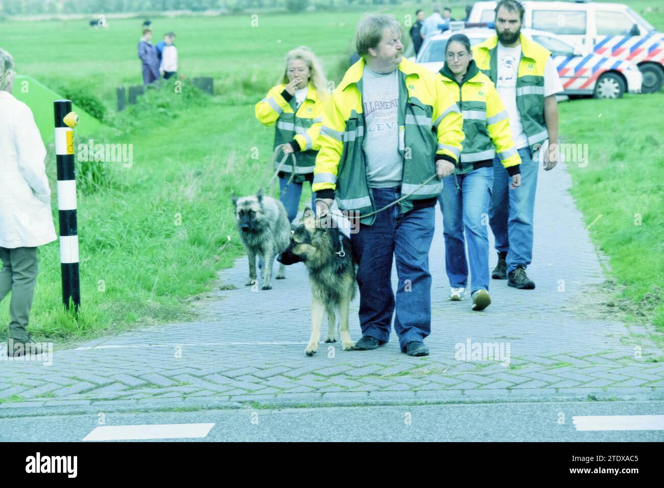 Cani attaccano pecore, Haarlem, Paesi Bassi, 19-09-2001, Whizgle News from the Past, su misura per il futuro. Esplora le narrazioni storiche, l'immagine dell'agenzia olandese olandese con una prospettiva moderna, colmando il divario tra gli eventi di ieri e quelli di domani. Un viaggio senza tempo che delinea le storie che plasmano il nostro futuro. Foto Stock