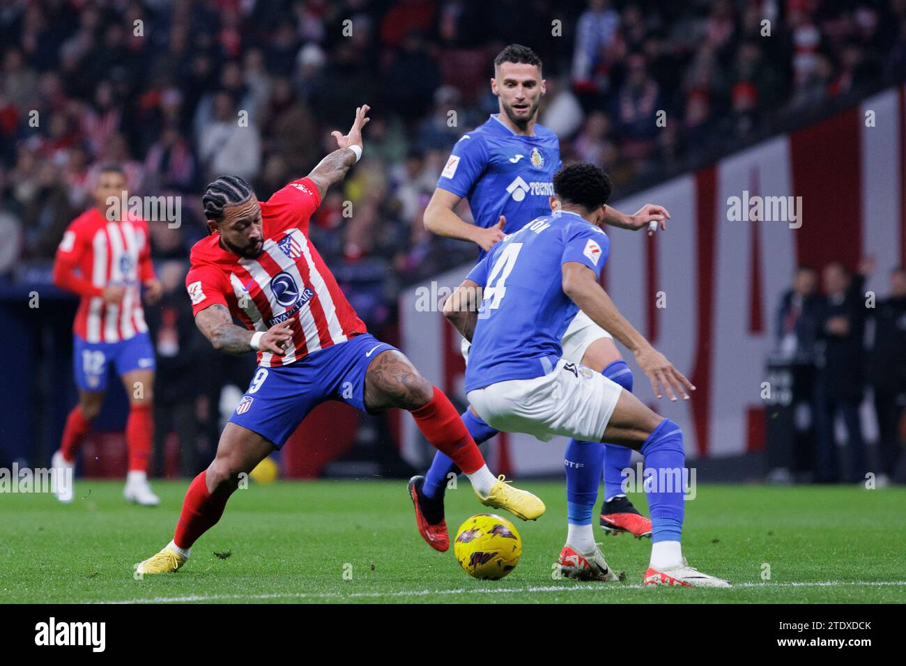 MADRID, SPAGNA - 19 DICEMBRE: Memphis Depay dell'Atletico de Madrid e Gaston alvarez di Getafe durante la partita di la Liga 2023/24 tra Atletico de Madrid e Getafe allo Stadio Civitas Metropolitano. Crediti: Guille Martinez/AFLO/Alamy Live News Foto Stock