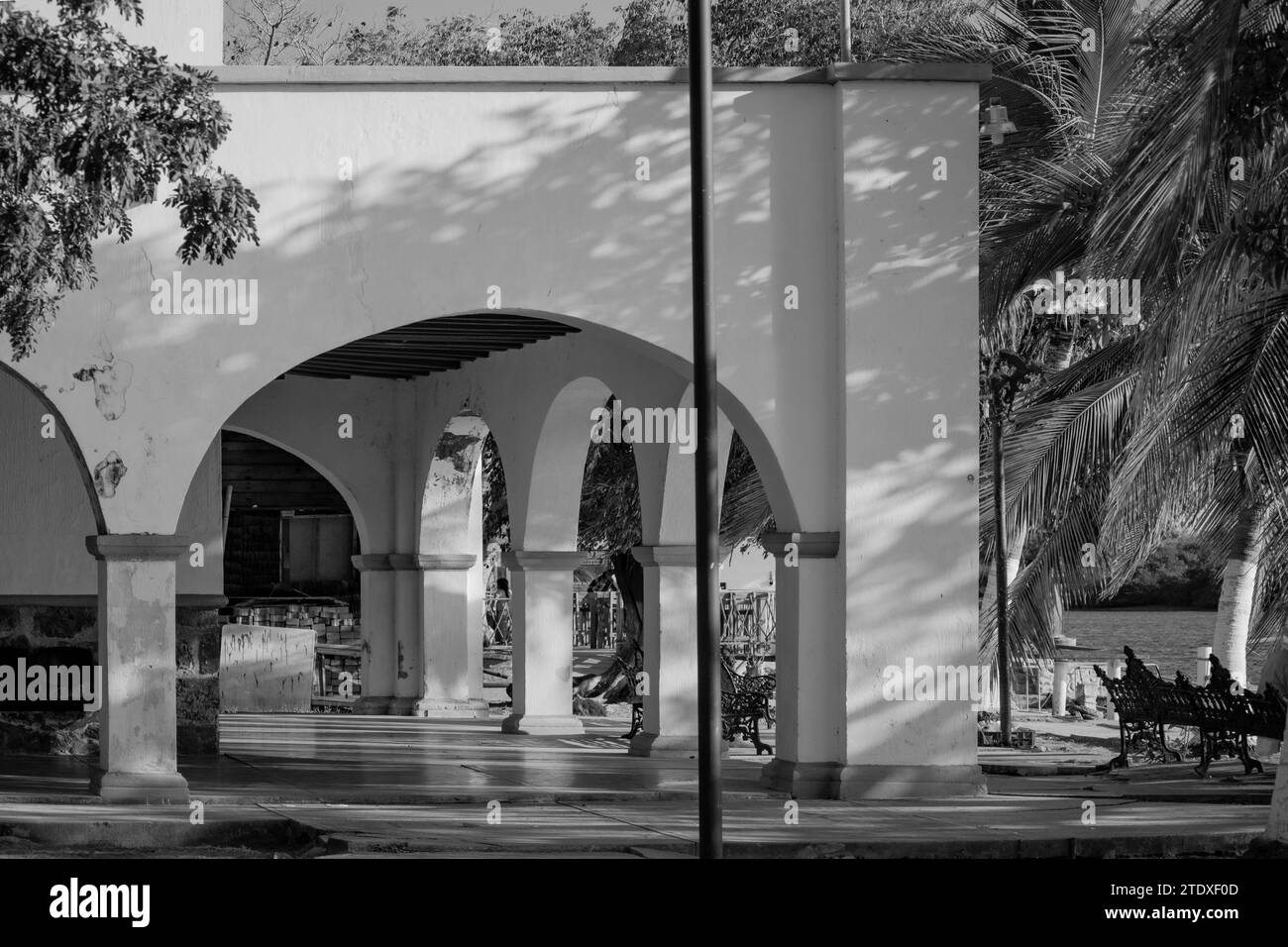 Tradizionale fascino messicano a Nayarit, bellezza architettonica con graziosi archi in mezzo a lussureggiante vegetazione tropicale. Foto Stock