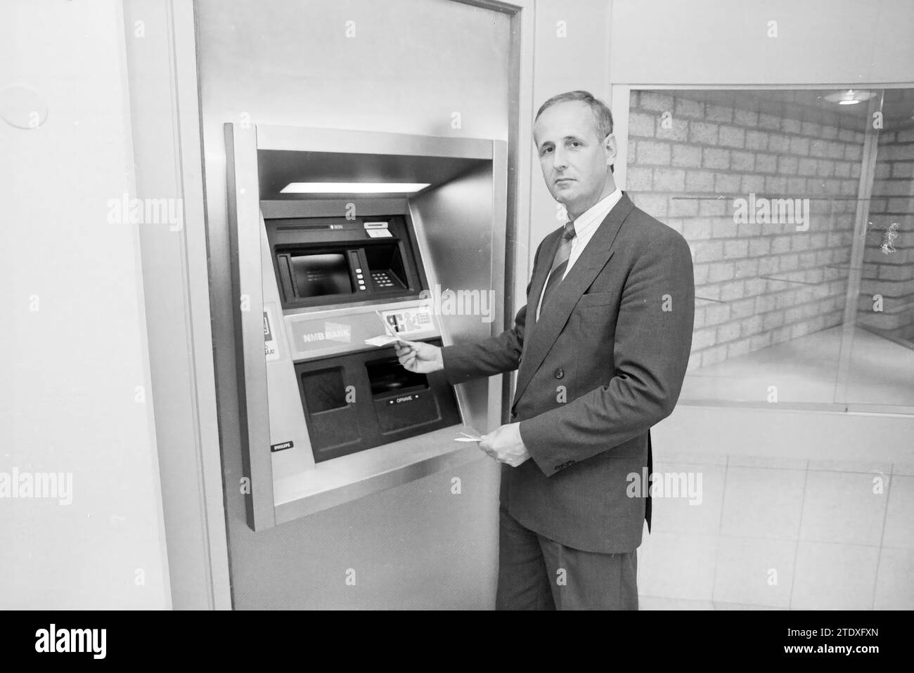 Ritratto di uomo utilizza ATM, 00-06-1989, Whizgle News from the Past, su misura per il futuro. Esplora le narrazioni storiche, l'immagine dell'agenzia olandese olandese con una prospettiva moderna, colmando il divario tra gli eventi di ieri e quelli di domani. Un viaggio senza tempo che delinea le storie che plasmano il nostro futuro. Foto Stock