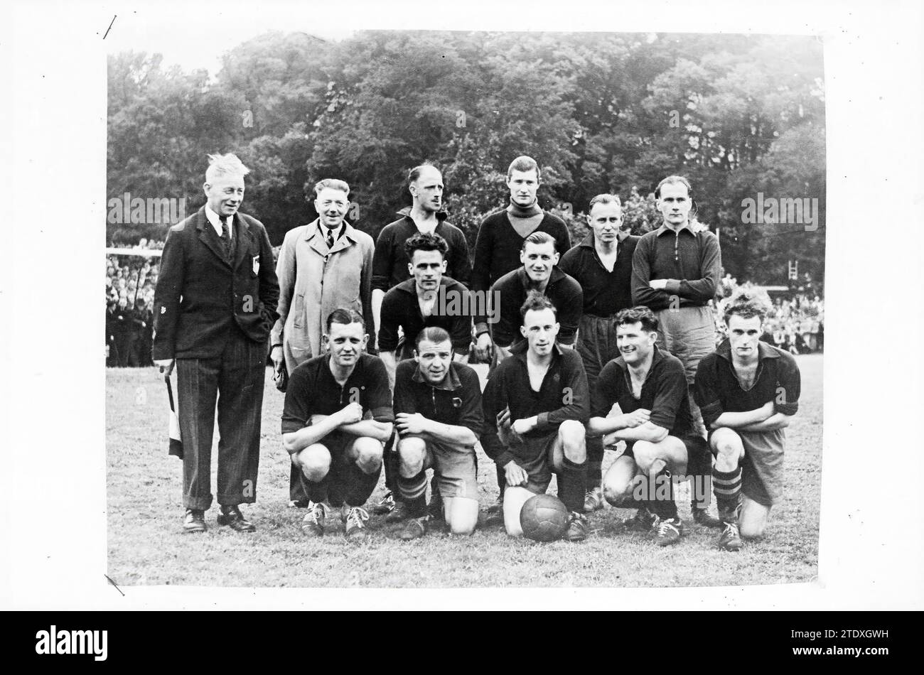 Ex squadra campione F.C. Haarlem 1945-1946, Football Team Photos Haarlem, Football, 28-09-1964, Whizgle News from the Past, su misura per il futuro. Esplora le narrazioni storiche, l'immagine dell'agenzia olandese olandese con una prospettiva moderna, colmando il divario tra gli eventi di ieri e quelli di domani. Un viaggio senza tempo che delinea le storie che plasmano il nostro futuro. Foto Stock