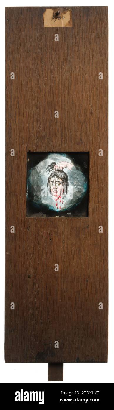 Testa tagliata sui capelli sollevati, anonimi, c. 1700 - c. 1800 piastra di vetro quadrata in legno. Una testa tritata viene tenuta sui capelli. Il sangue gocciola ancora dal collo. Sul pezzo posteriore di cartone e su una leva di legno, una volta utilizzata per azionare un'altra lastra di vetro di legno dietro l'immagine con la quale si potrebbe creare un effetto di movimento. Questa lastra di vetro è ora mancante. Vetro olandese. quercia (legno). Vernice a olio (vernice) piastra di vetro quadrata in legno. Una testa tritata viene tenuta sui capelli. Il sangue gocciola ancora dal collo. Sul pezzo posteriore di cartone e su una leva in legno, una volta utilizzata per azionare un'altra Foto Stock