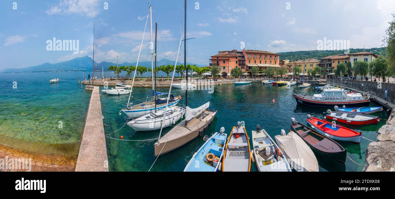 Torri del Benaco: porto di Torri del Benaco con l'edificio dove si incontrava il Consiglio della Gardesana dell'acqua. A Verona, Veneto, Italia Foto Stock