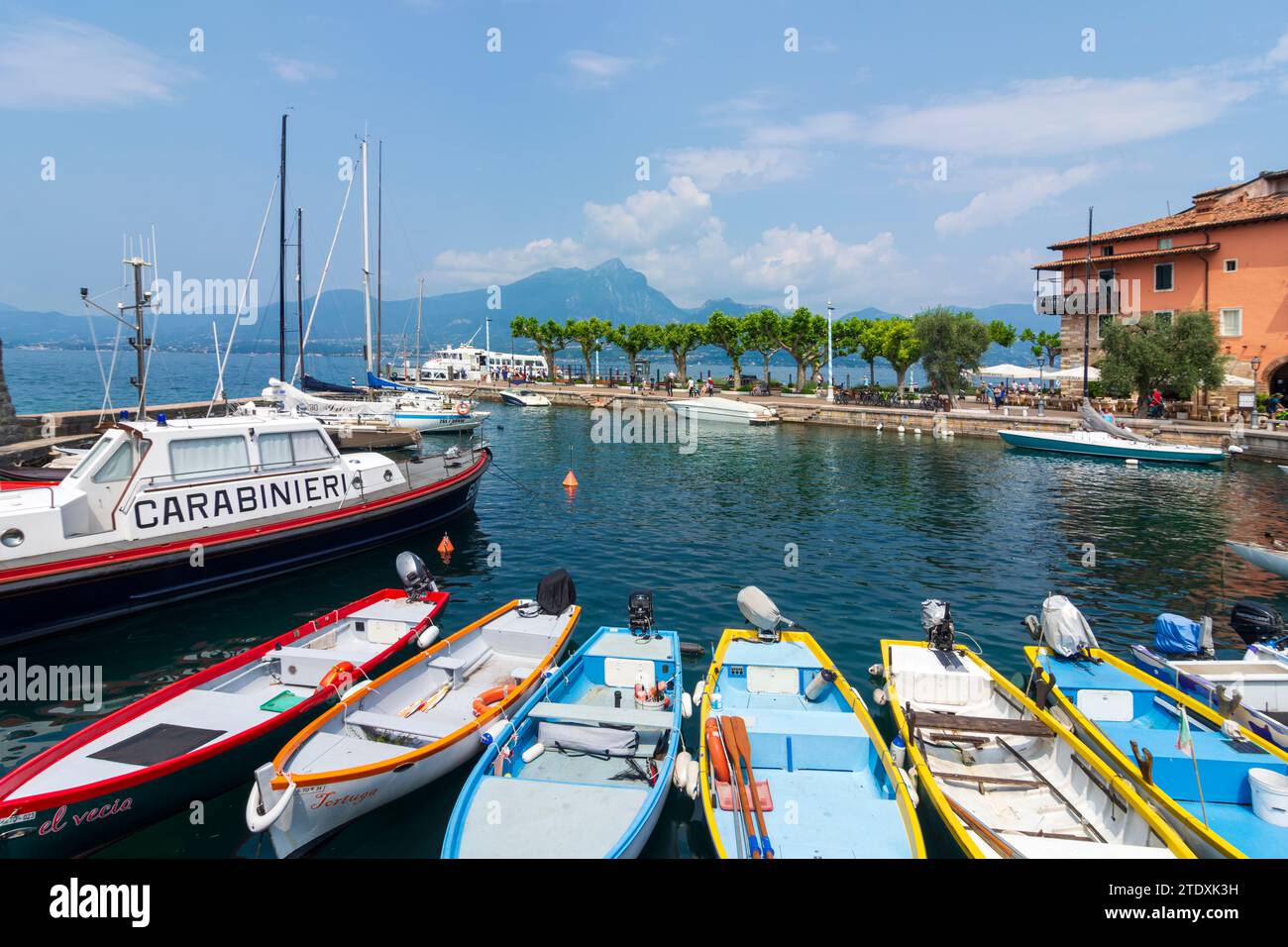 Torri del Benaco: porto di Torri del Benaco con l'edificio dove si incontrava il Consiglio della Gardesana dell'acqua. A Verona, Veneto, Italia Foto Stock