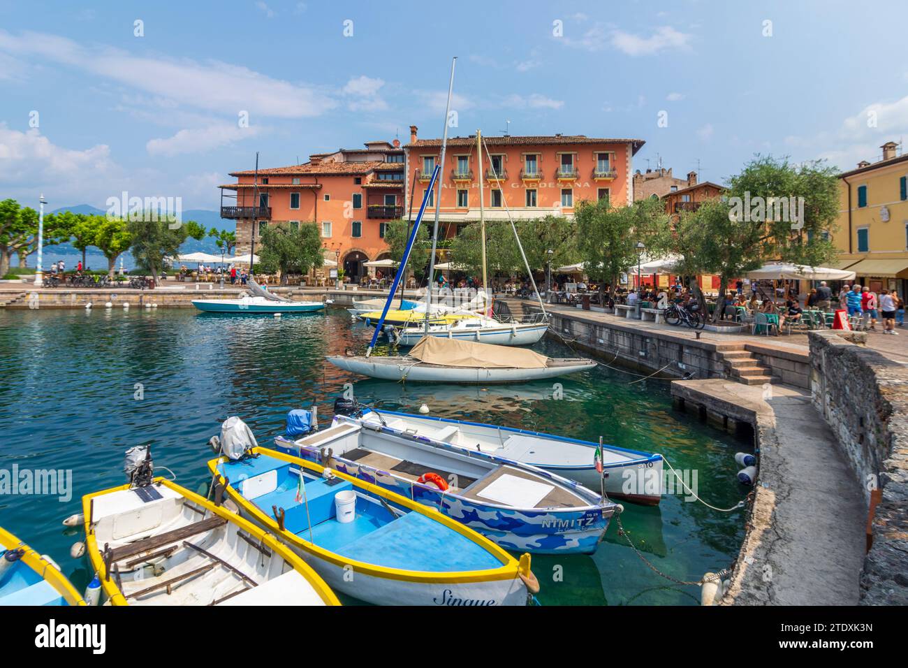Torri del Benaco: porto di Torri del Benaco con l'edificio dove si incontrava il Consiglio della Gardesana dell'acqua. A Verona, Veneto, Italia Foto Stock