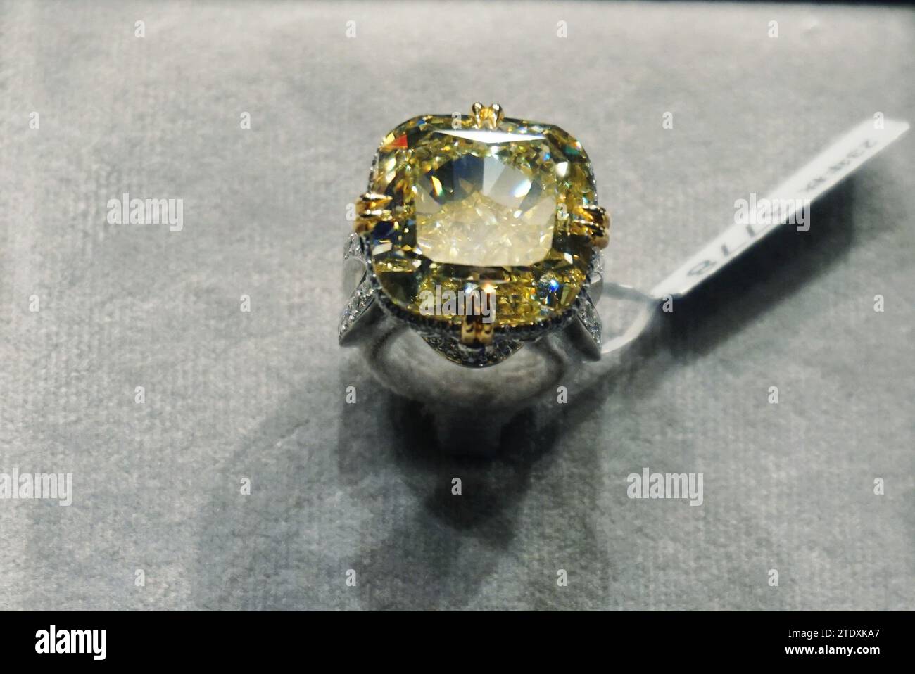 HANGZHOU, CINA - 19 DICEMBRE 2023 - Un diamante giallo concentrato di 25.86-carati in anteprima ad un'asta a Hangzhou, nella provincia di Zhejiang, nella Cina orientale, dicembre Foto Stock