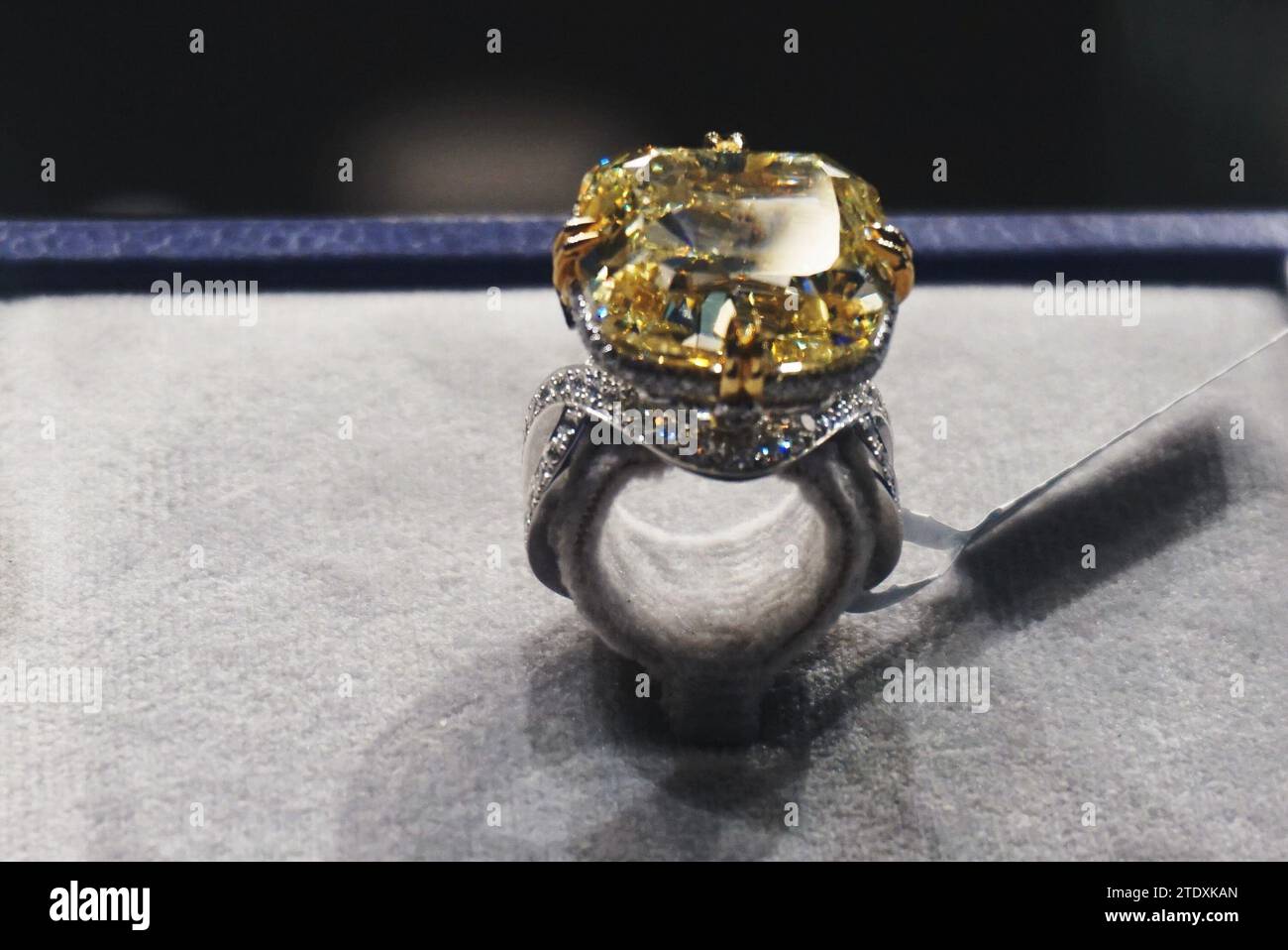 HANGZHOU, CINA - 19 DICEMBRE 2023 - Un diamante giallo concentrato di 25.86-carati in anteprima ad un'asta a Hangzhou, nella provincia di Zhejiang, nella Cina orientale, dicembre Foto Stock