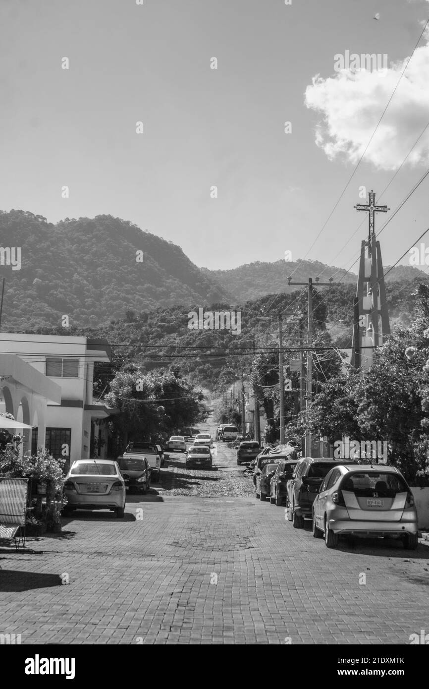 Annidata ai piedi delle colline di Nayarit, questa città tropicale trasuda un ambiente tranquillo, dove la cultura vibrante incontra la bellezza serena dei dintorni Foto Stock