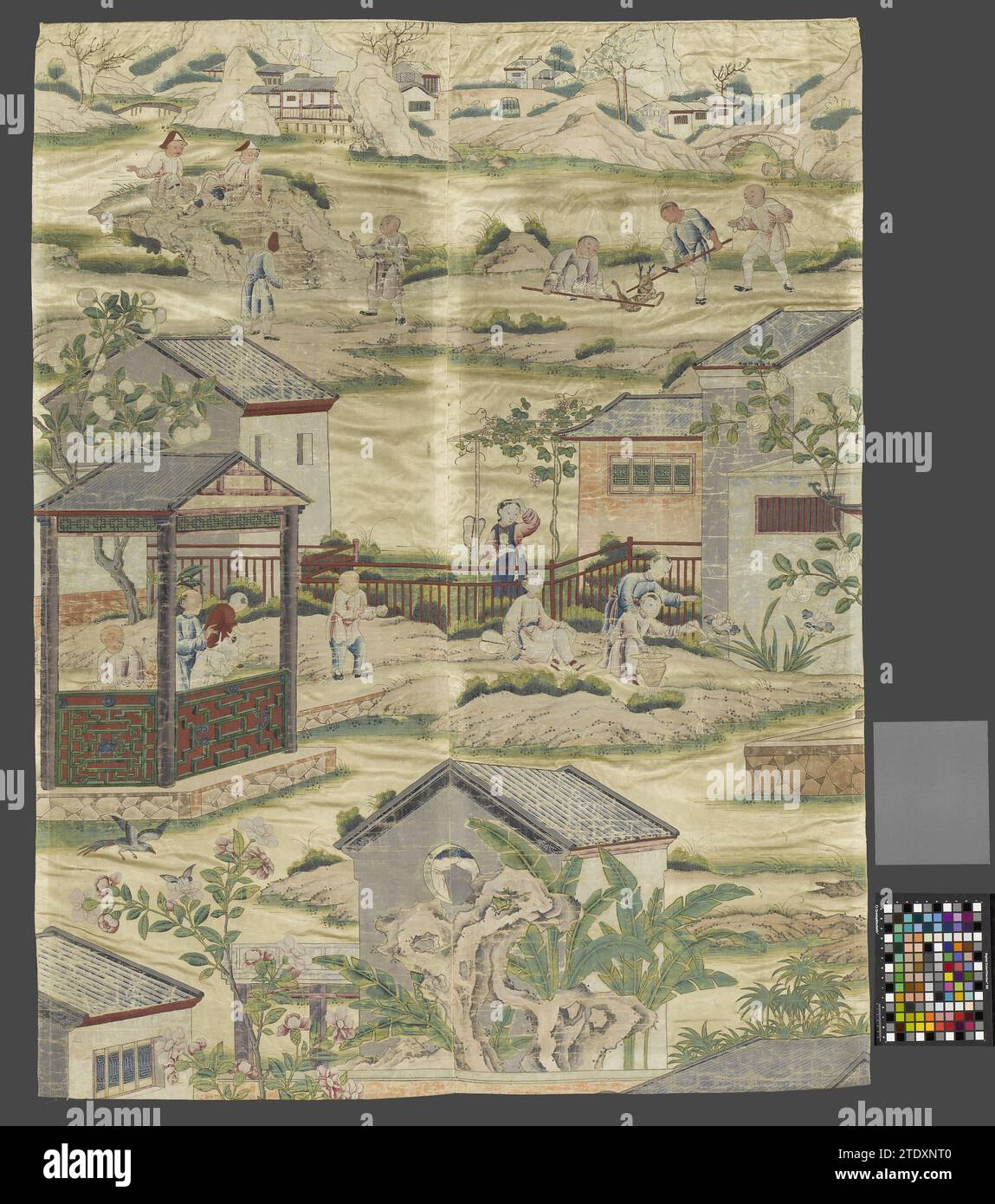 Frammento di un rivestimento murale con scene di genere cinese, anonimo, c. 1775 - c. 1790 frammento di un'estensione murale con scene di genere cinese. Primo piano mancante. Piano intermedio con casa a Rotpunt e Palm Trees. Dietro di esso terrazze con padiglioni separati da recinzione rossa. A sinistra vecchi con bambini sulla spalla. A destra tre donne, raccolta fiori. Su uno sfondo paesaggistico ci sono due distinti signori in cima a una scala, Waavan uno con i bicchieri, mentre un uomo fornisce un vitello. A destra, tre uomini hanno preso un cervo. Tra le cime e le case delle montagne. Porcellana satin p. Foto Stock