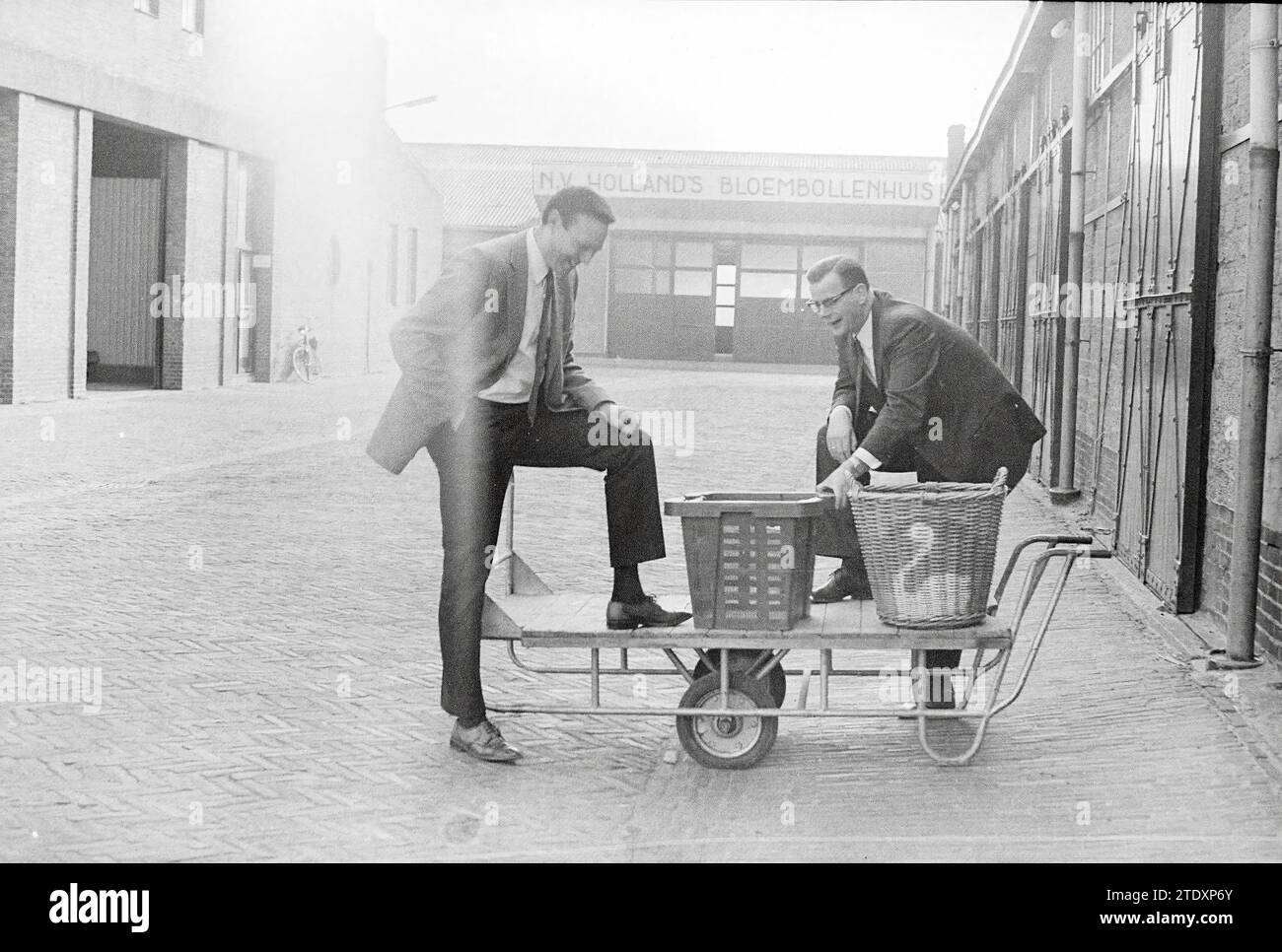 Due uomini nella sala d'aste di Hobaho, Lisse, Professor van Slogterenweg, 30-03-1971, Whizgle News from the Past, su misura per il futuro. Esplora le narrazioni storiche, l'immagine dell'agenzia olandese olandese con una prospettiva moderna, colmando il divario tra gli eventi di ieri e quelli di domani. Un viaggio senza tempo che delinea le storie che plasmano il nostro futuro. Foto Stock