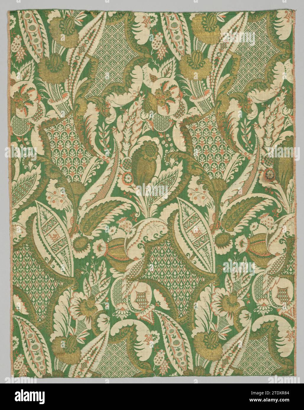 Lane tessuto di seta con motivo bizzarro, anonimo, c. 1710 - c. 1720 Baan tessuto di seta di marrone e lanciato Lampas Liséré. Design: Stravagante motivo di foglie primaverili riempite di motivi geometrici (melograni?) In écru (tessuto macinato), verde (liséré), Écru (lancio), écru (lancio), rosa (lancio) e filo dorato (spranga color oro intorno al nucleo di seta ) su terreno verde. Lione lampas di seta (materiale tessile) Baan tessuto di seta di Lampas Liséré marrone e lanciato. Design: Stravagante motivo di foglie primaverili riempite di motivi geometrici (melograni?) In écru (tessuto macinato), verde (liséré), Écru Foto Stock