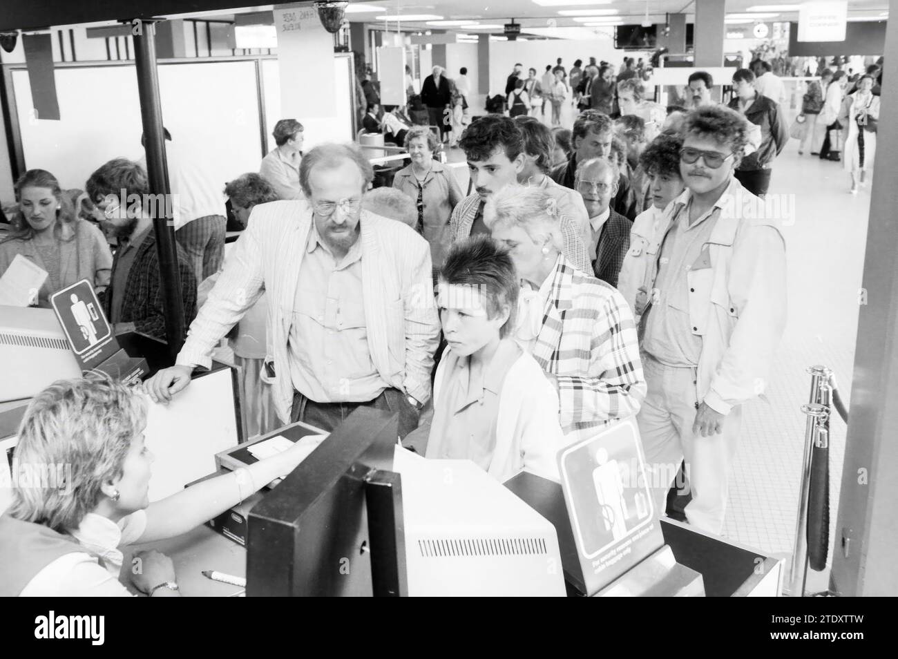 Affollato banco 17 sala partenze Schiphol, Schiphol, 20-06-1987, Whizgle News from the Past, su misura per il futuro. Esplora le narrazioni storiche, l'immagine dell'agenzia olandese olandese con una prospettiva moderna, colmando il divario tra gli eventi di ieri e quelli di domani. Un viaggio senza tempo che delinea le storie che plasmano il nostro futuro. Foto Stock