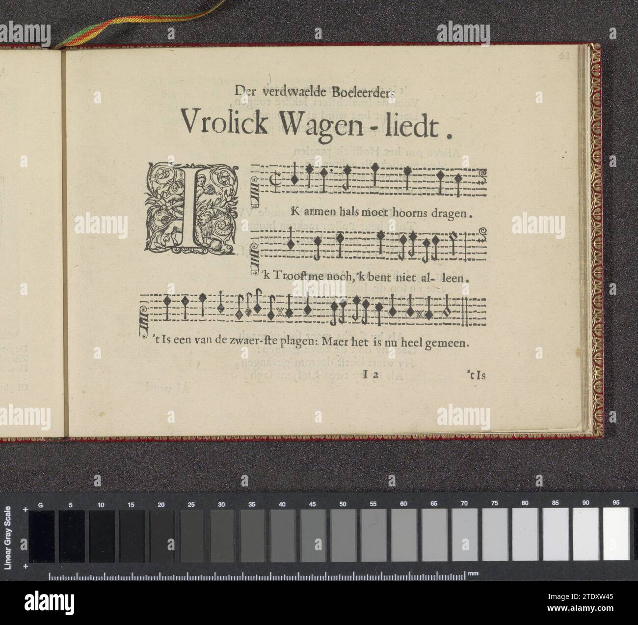 Canzone di Wagen, pagina 1, 1641 canzone di Wagen su sette pagine: Pagina 1. Quattro versi in olandese sotto tre stufati. Il testo inizia con un'iniziale decorata I.. La rivista fa parte di un album. Carta da lettere di Amsterdam che stampa la canzone di Wagen su sette pagine: Pagina 1. Quattro versi in olandese sotto tre stufati. Il testo inizia con un'iniziale decorata I.. La rivista fa parte di un album. Stampa di carta da lettera Amsterdam Foto Stock