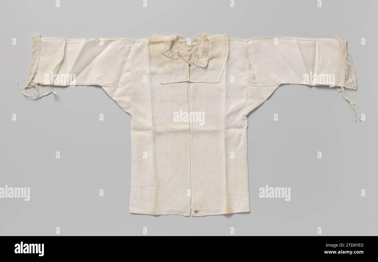 Camicia per bambini in lino bianco, con colletto dritto piatto, rigonfiamenti, maniche lunghe e bordo in pizzo lungo il collo; con punto croce rossa: NG12, Anonymous A camicia per bambini. Contrassegnato: N. G. 12. lino (materiale). Una camicia per bambini. Contrassegnato: N. G. 12. lino (materiale). Foto Stock