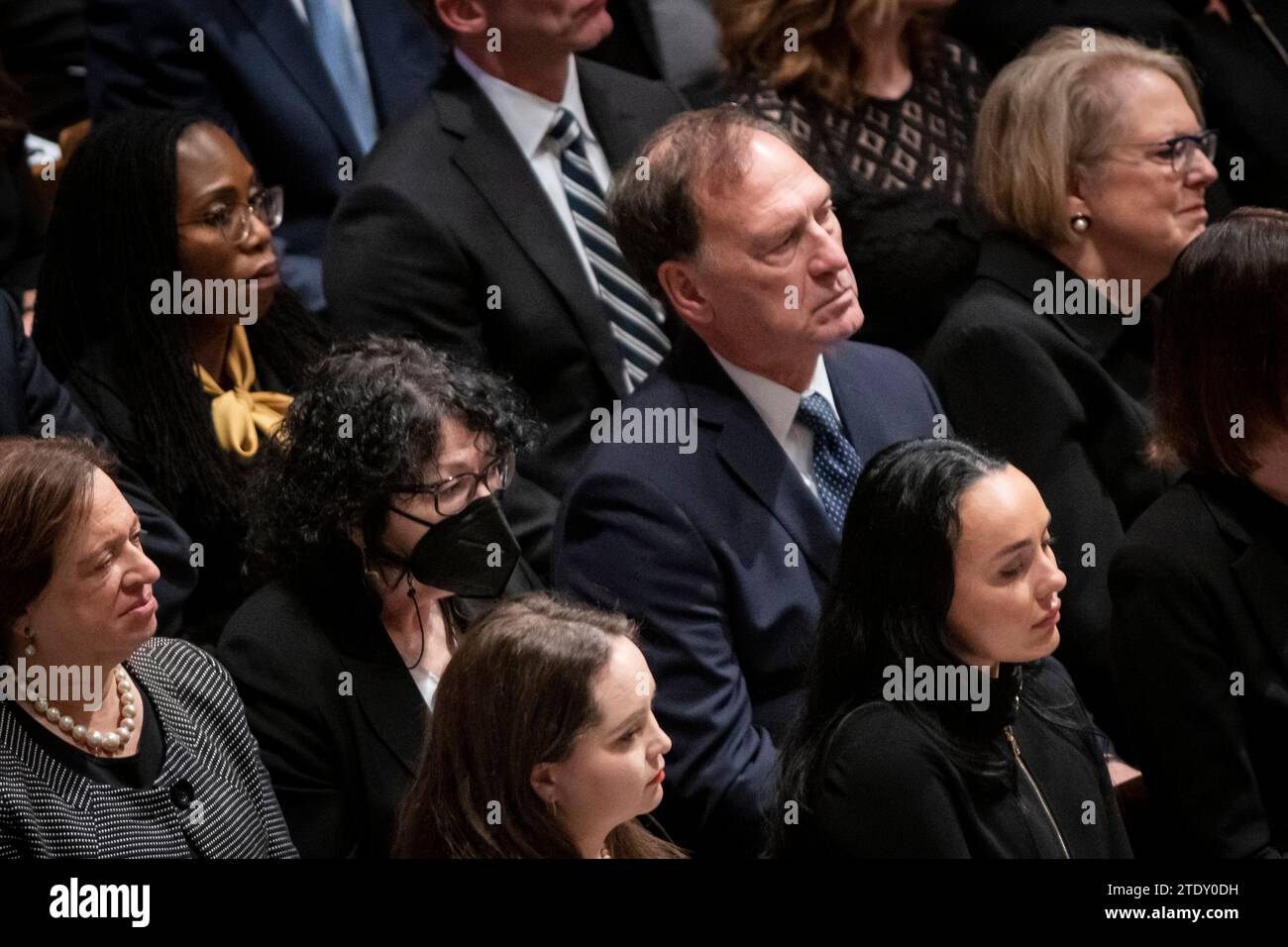 Washington, DC, US, 19 dicembre 2023. La giustizia Ketanji Brown Jackson, la giustizia Elena Kagan, la giustizia Sonia Sotomayor, la giustizia Samuel alito e Virginia Thomas, moglie del giudice Clarence Thomas, partecipa al servizio funebre per il giudice associato in pensione della Corte Suprema Sandra Day o'Connor alla Washington National Cathedral di Washington, DC martedì 19 dicembre 2023. Il giudice o'Connor, nativo dell'Arizona, nominato dal presidente degli Stati Uniti Ronald Reagan, divenne la prima donna a servire nella corte più alta, prestò servizio dal 1981 al 2006 e morì il nationâs dicembre 2023 all'età di 93 anni. Credi Foto Stock