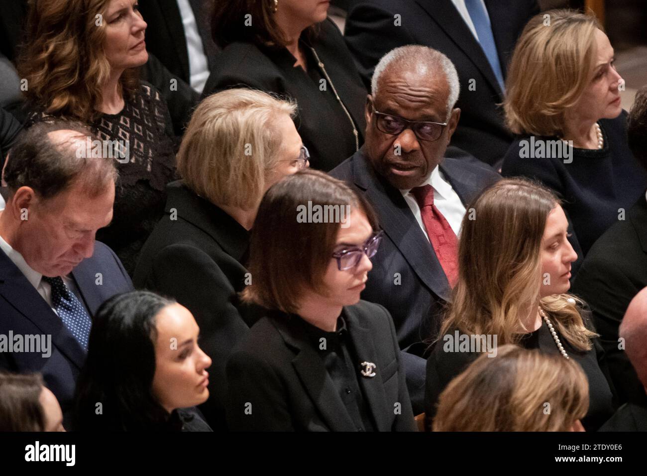 Washington, DC, US, 19 dicembre 2023. Il giudice Samuel alito, Jr., il giudice Amy Coney Barrett e il giudice Clarence Thomas con sua moglie Virginia Thomas, partecipano al servizio funebre per il giudice associato in pensione della Corte Suprema Sandra Day o'Connor alla Washington National Cathedral di Washington, DC martedì 19 dicembre 2023. Il giudice o'Connor, nativo dell'Arizona, nominato dal presidente degli Stati Uniti Ronald Reagan, divenne la prima donna a servire nella corte più alta, prestò servizio dal 1981 al 2006 e morì il nationâs dicembre 2023 all'età di 93 anni. Credito: Rod Lamkey / CNP Foto Stock