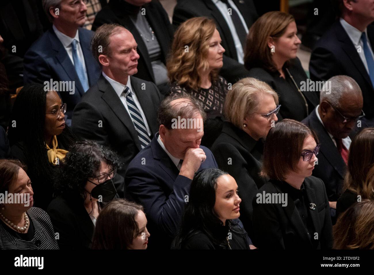 Washington, DC, US, 19 dicembre 2023. Il giudice Samuel alito Jr., si pulisce il volto durante il servizio funebre per il giudice associato in pensione della Corte Suprema Sandra Day o'Connor alla Washington National Cathedral di Washington, DC martedì 19 dicembre 2023. Il giudice o'Connor, nativo dell'Arizona, nominato dal presidente degli Stati Uniti Ronald Reagan, divenne la prima donna a servire nella corte più alta, prestò servizio dal 1981 al 2006 e morì il nationâs dicembre 2023 all'età di 93 anni. Credito: Rod Lamkey / CNP Foto Stock