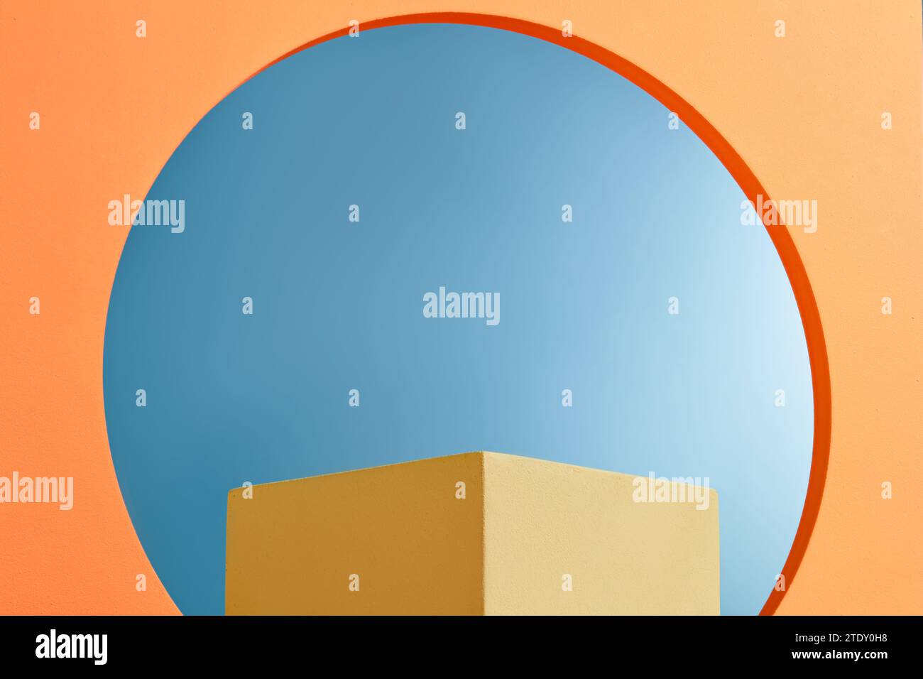 Un podio di forma quadrata di colore giallo decorato su una cornice con un tondo al centro. Scenografia minimalista con piattaforma a podio geometrica Foto Stock