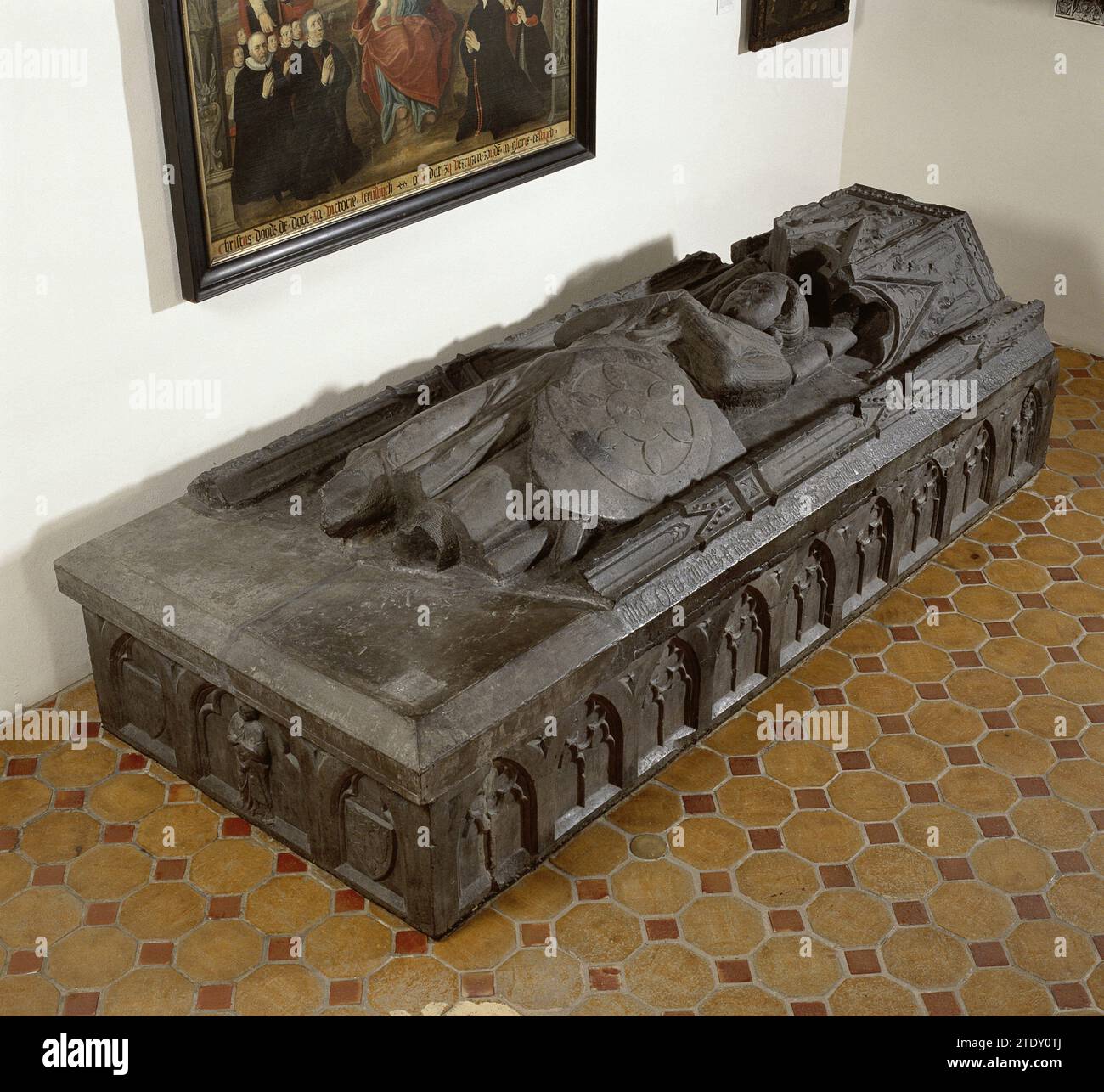 Tomba di Arnold van der Sluis o Heusden, Cavaliere (c. 1245-1296), Anonimo, c. 1296 - c. 1325 la tomba ha una piastra di copertura, sulla quale tra due pugile il defunto ad occhi aperti e con le mani in posizione di preghiera, è esposto sdraiato con la testa su un cuscino sotto un baldacchino. Indossa il Maliënkolder e la gonna d'arma, dalla spalla destra pende il bandelier, su cui lo scudo, che copre quasi completamente la spada. Intorno a questo significa che indossa una cintura larga, una fascia intorno alla testa. Sullo scudo l'arma di genere, anche lo stemma cittadino di Heusden. In ciascuno dei due lati lunghi del Foto Stock