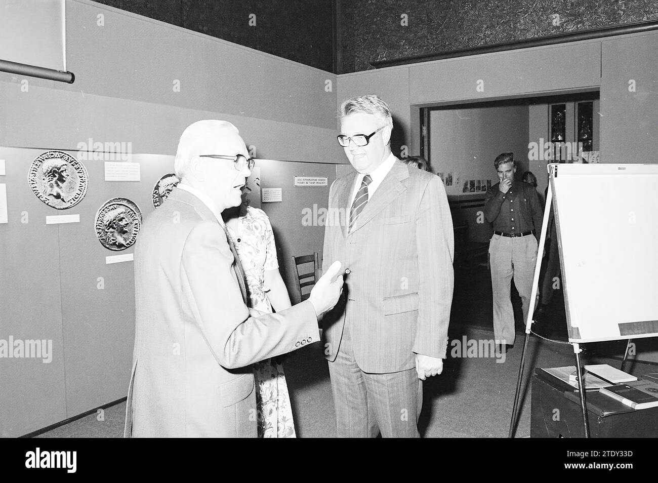 Il Commissario della regina Roel de WIT visita gli archeologi a Velsen, Prov. Stati Uniti, Prov. Water Management, Provincial House, 03-08-1977, Whizgle News from the Past, Tailored for the Future. Esplora le narrazioni storiche, l'immagine dell'agenzia olandese olandese con una prospettiva moderna, colmando il divario tra gli eventi di ieri e quelli di domani. Un viaggio senza tempo che delinea le storie che plasmano il nostro futuro. Foto Stock